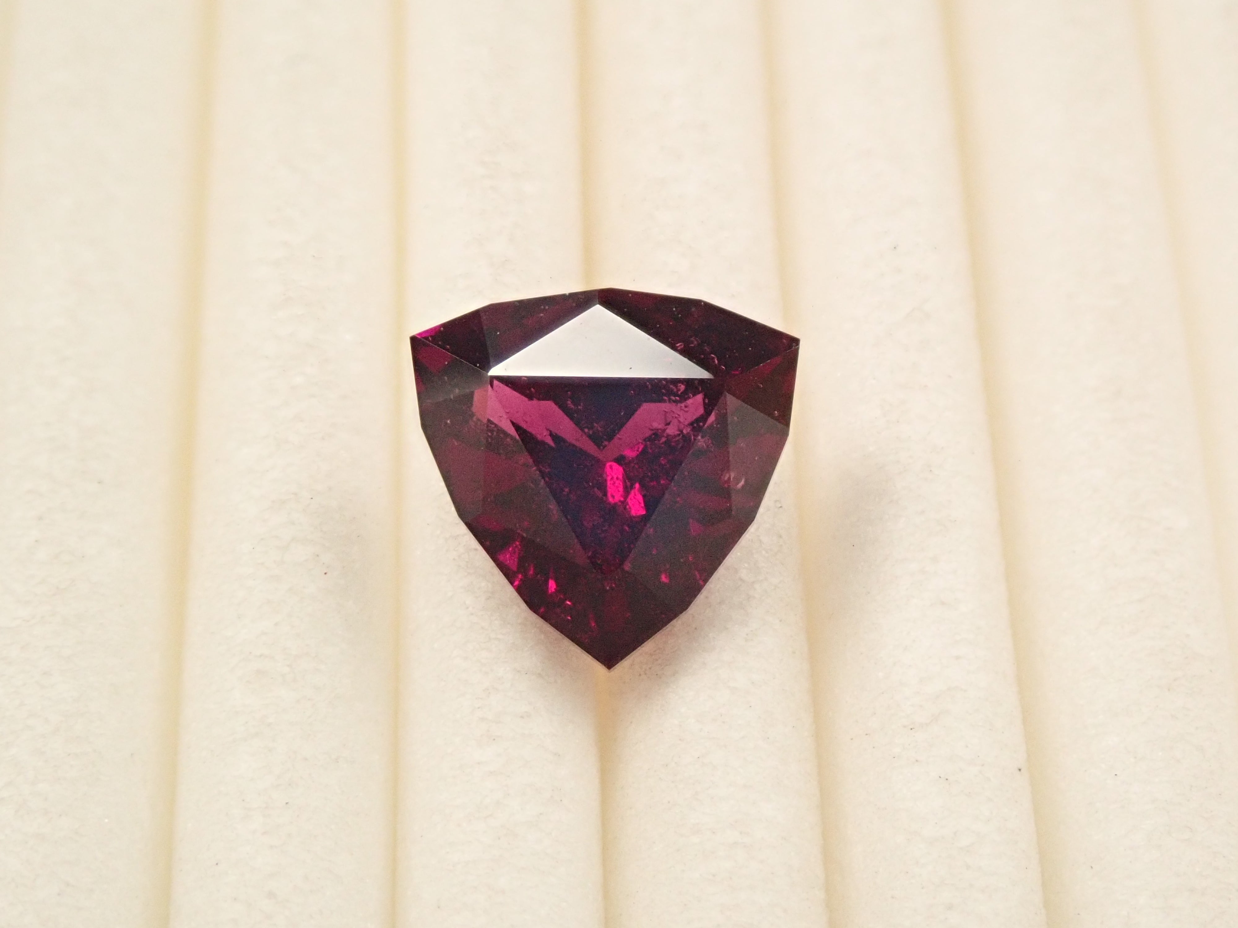 【12/15 22時販売】タンザニア産ロードライトガーネット 1.935ctルース 鑑別書