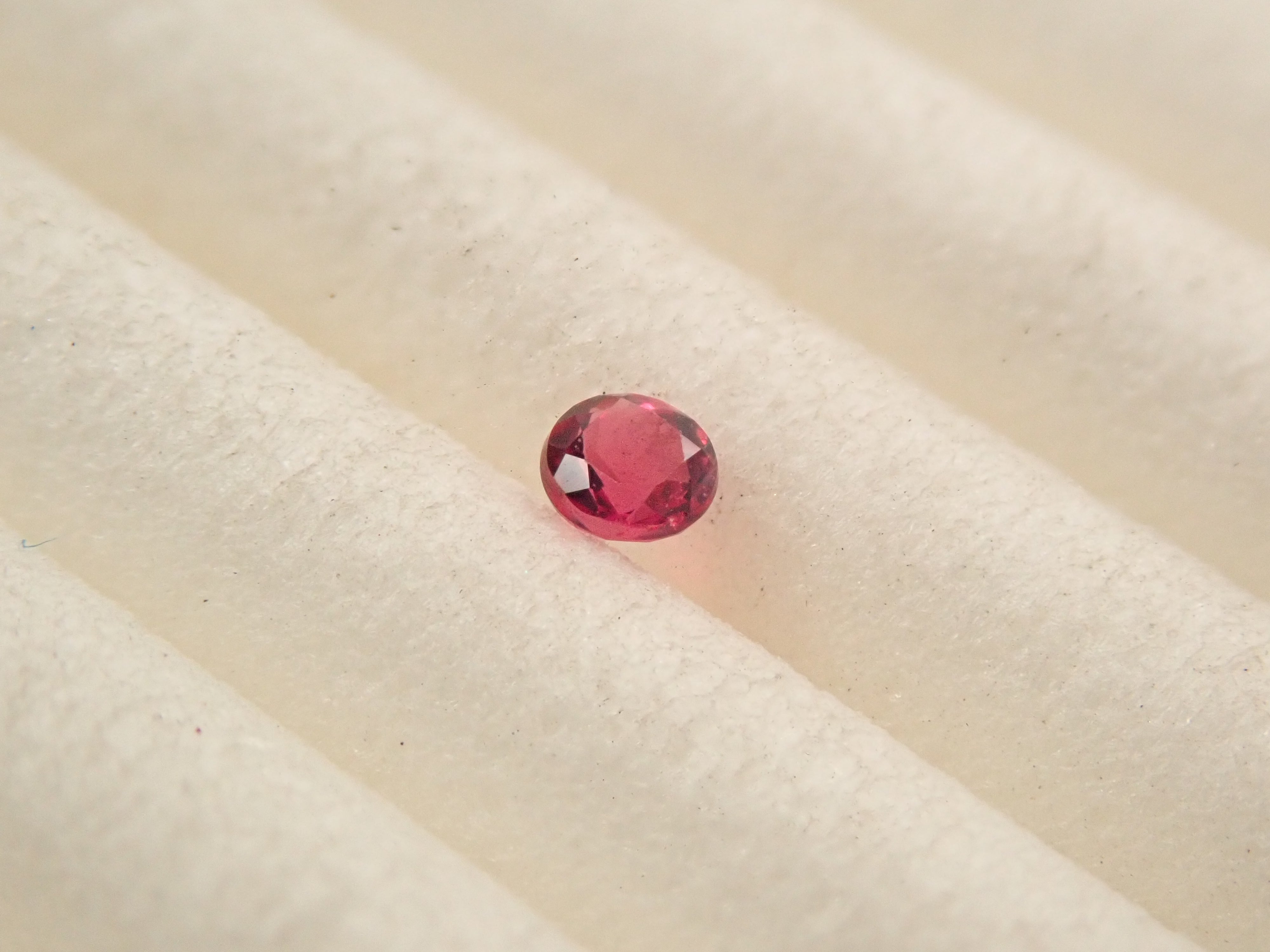 [12561025] American Red Beryl 0.032ct Loose Stone
