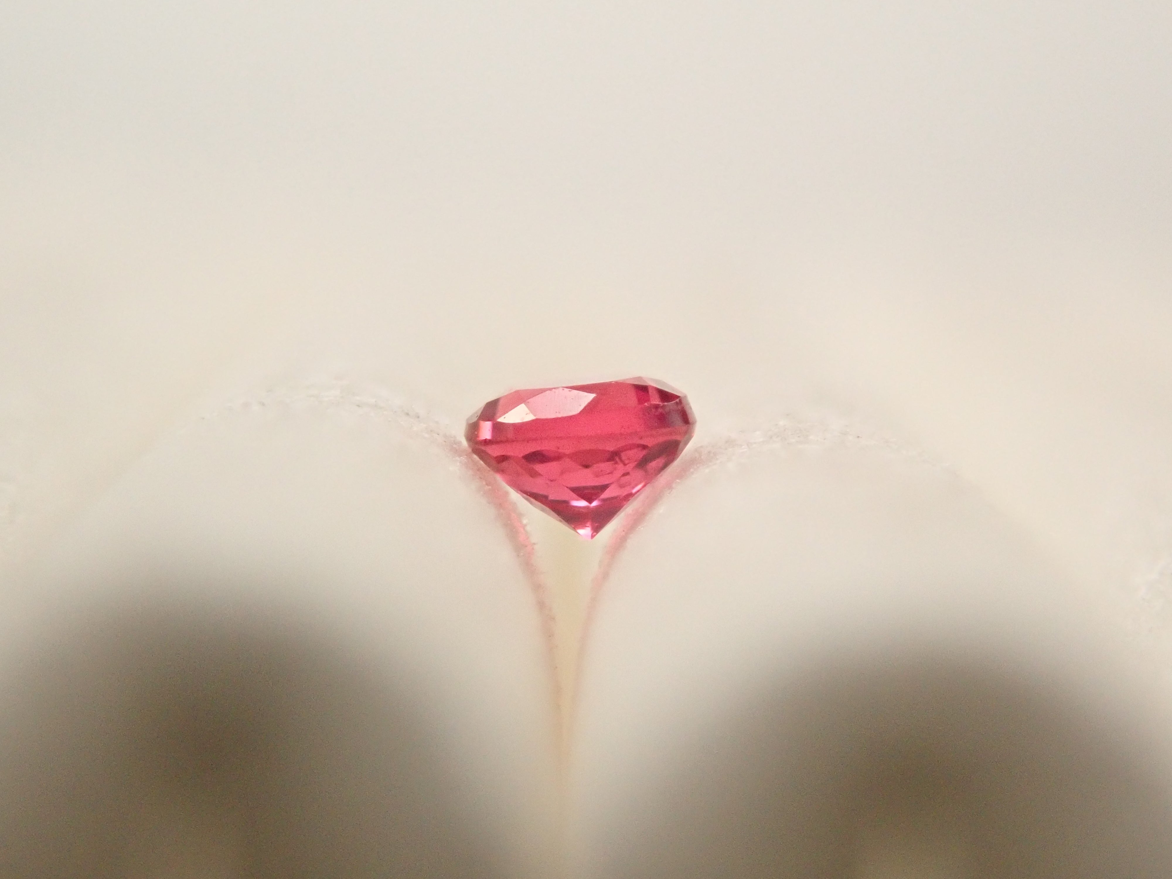 [12561025] American Red Beryl 0.032ct Loose Stone