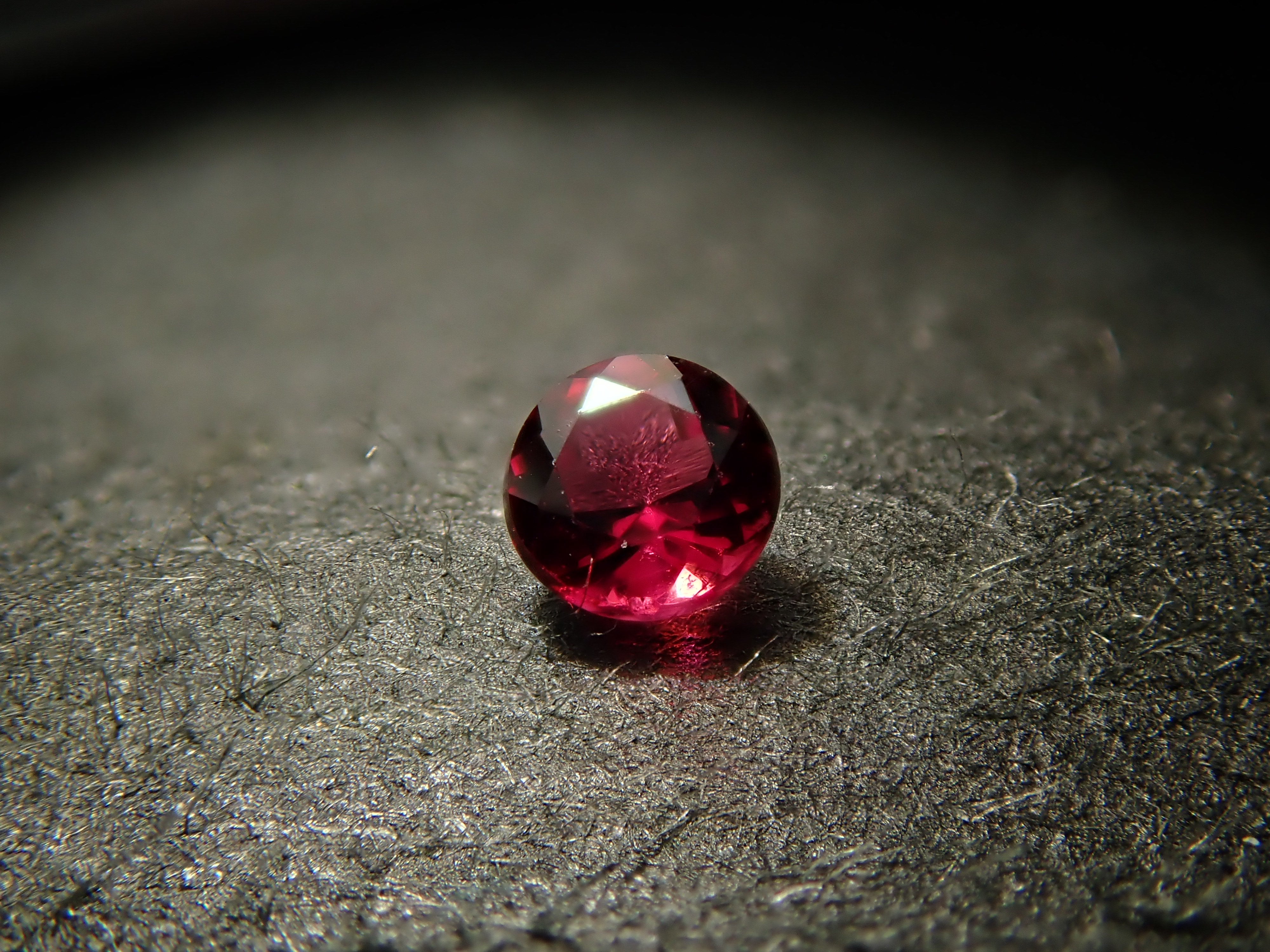 [12561025] American Red Beryl 0.032ct Loose Stone