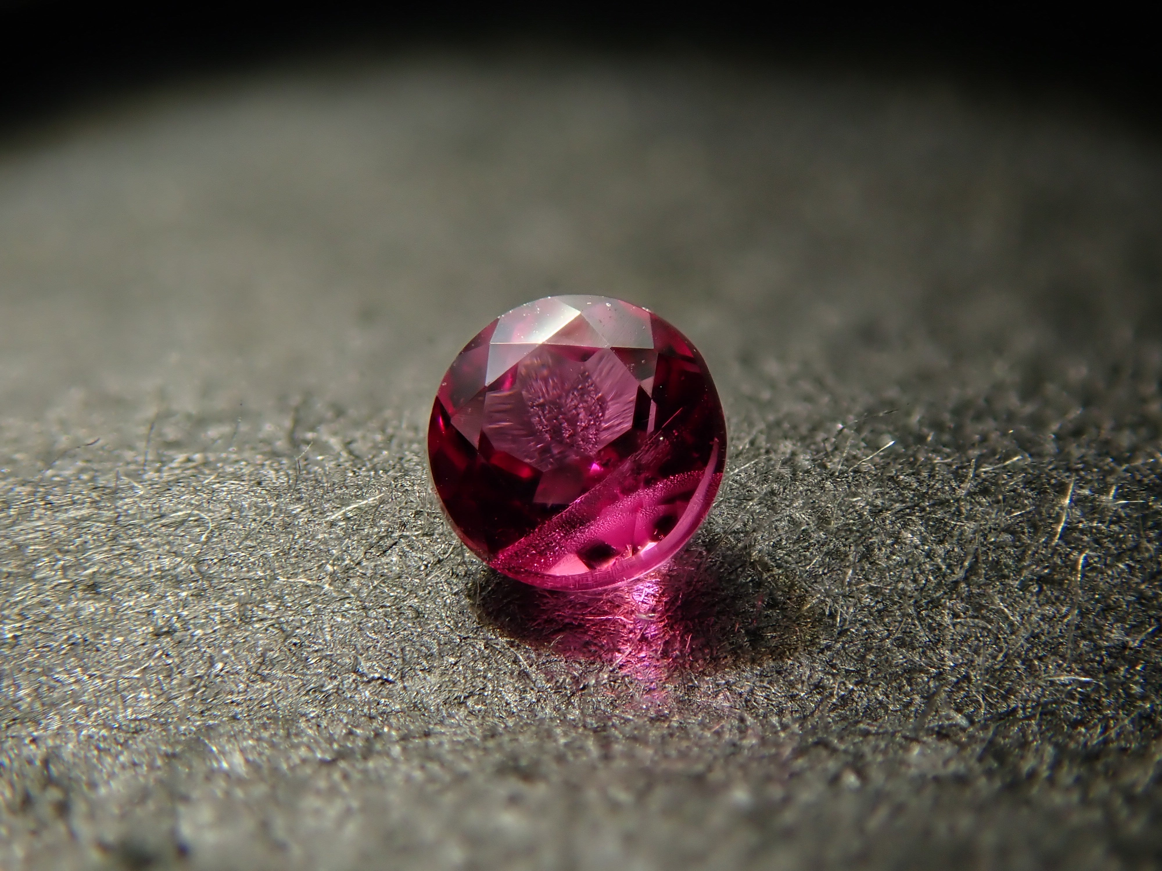 [12561027] American Red Beryl 0.049ct Loose Stone