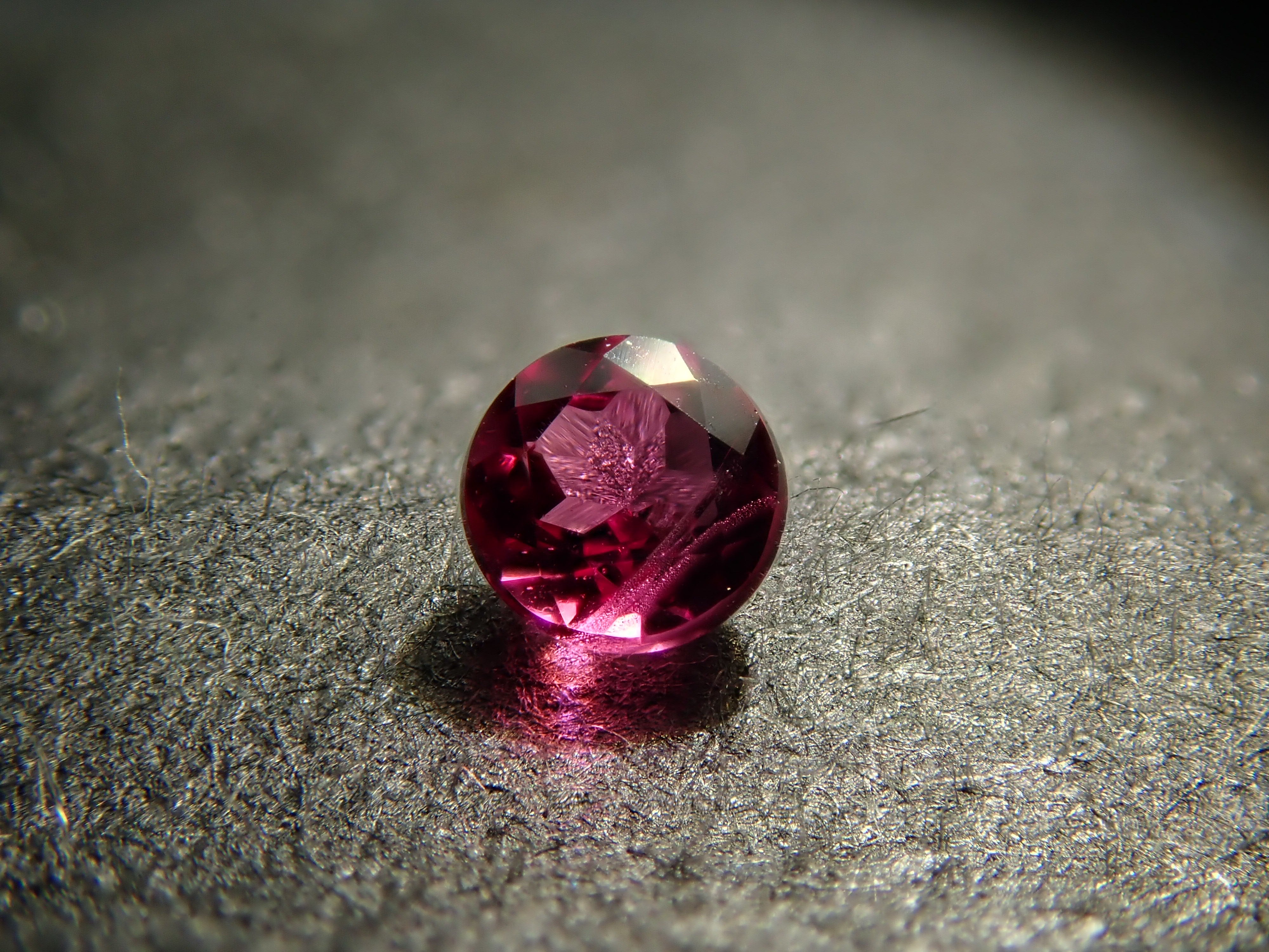 [12561027] American Red Beryl 0.049ct Loose Stone