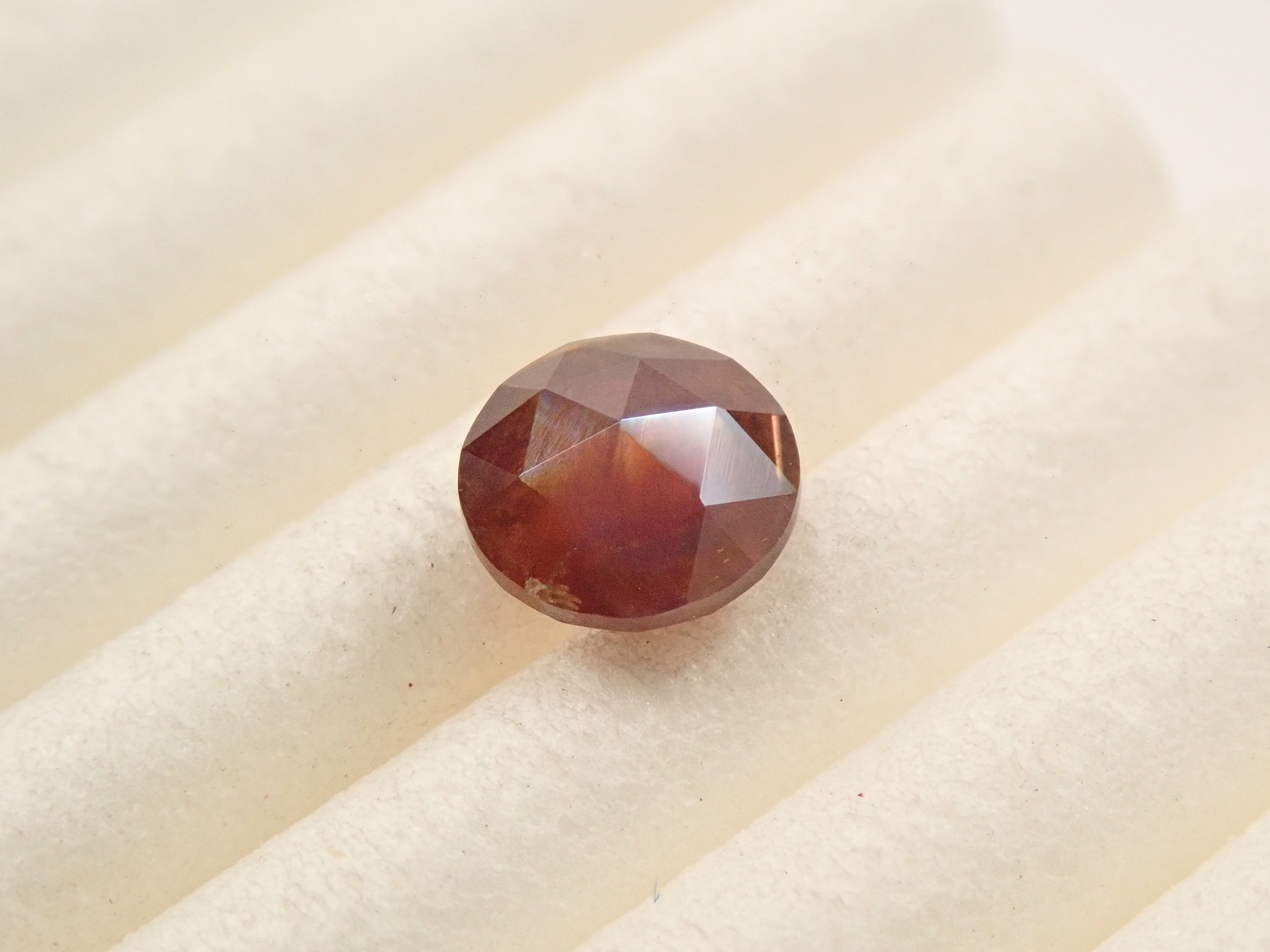 彩虹石榴石（鈣鐵榴石）0.719克拉裸石，產自奈良縣天川村