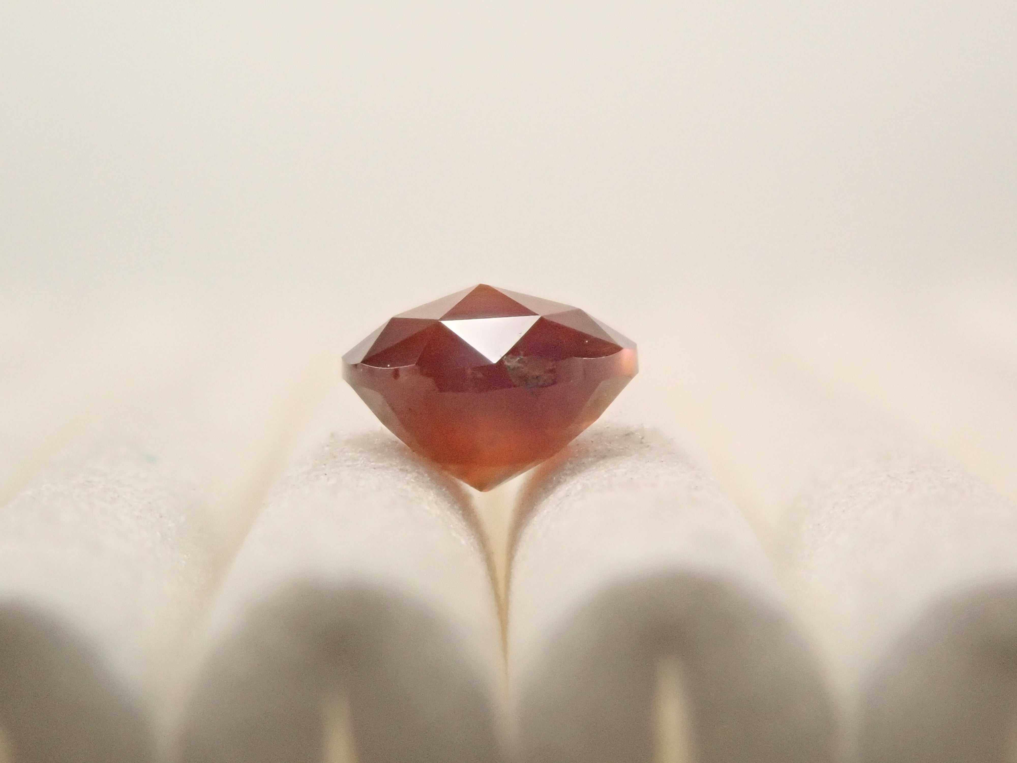 彩虹石榴石（鈣鐵榴石）0.719克拉裸石，產自奈良縣天川村