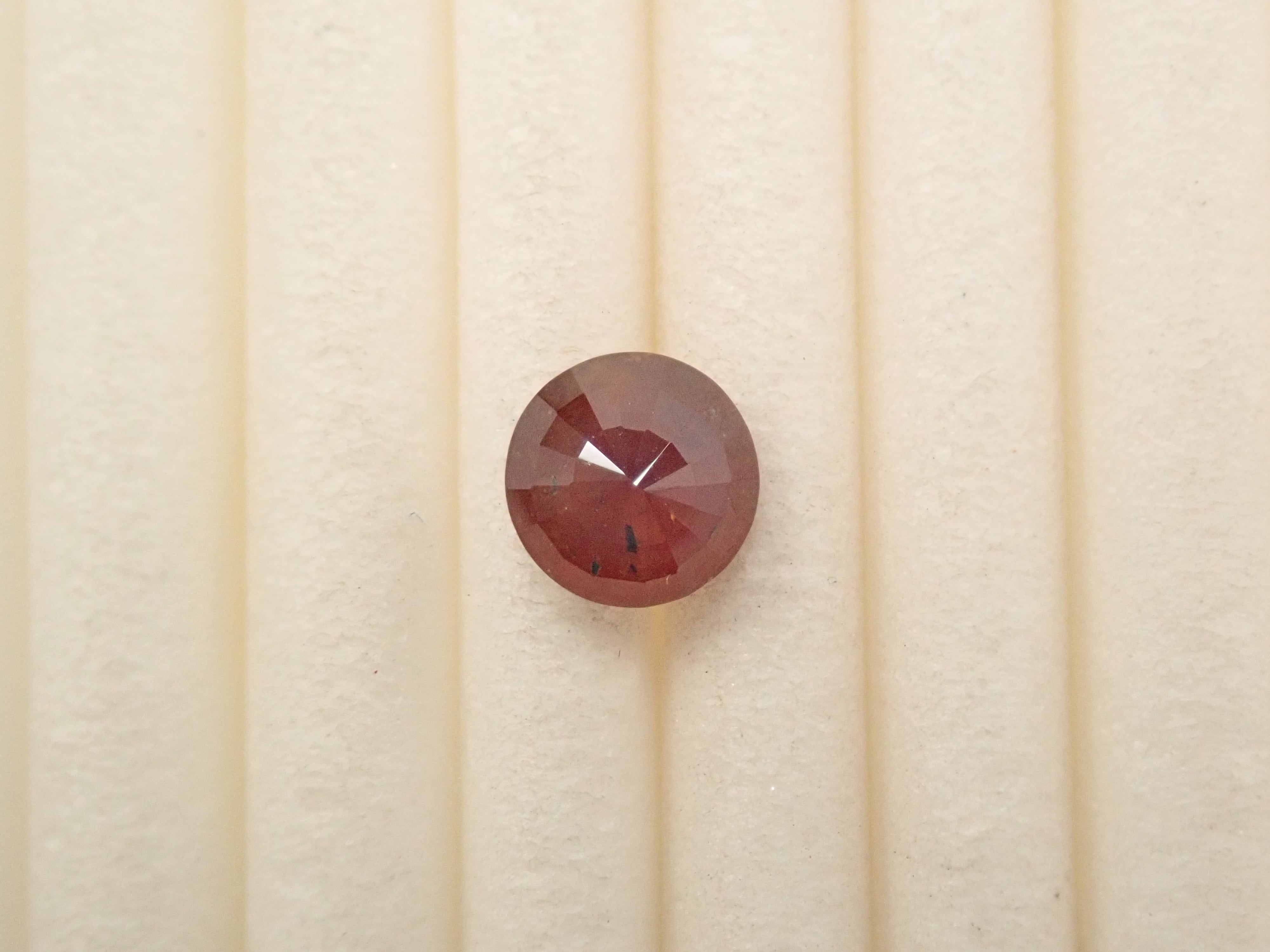 彩虹石榴石（鈣鐵榴石）0.719克拉裸石，產自奈良縣天川村