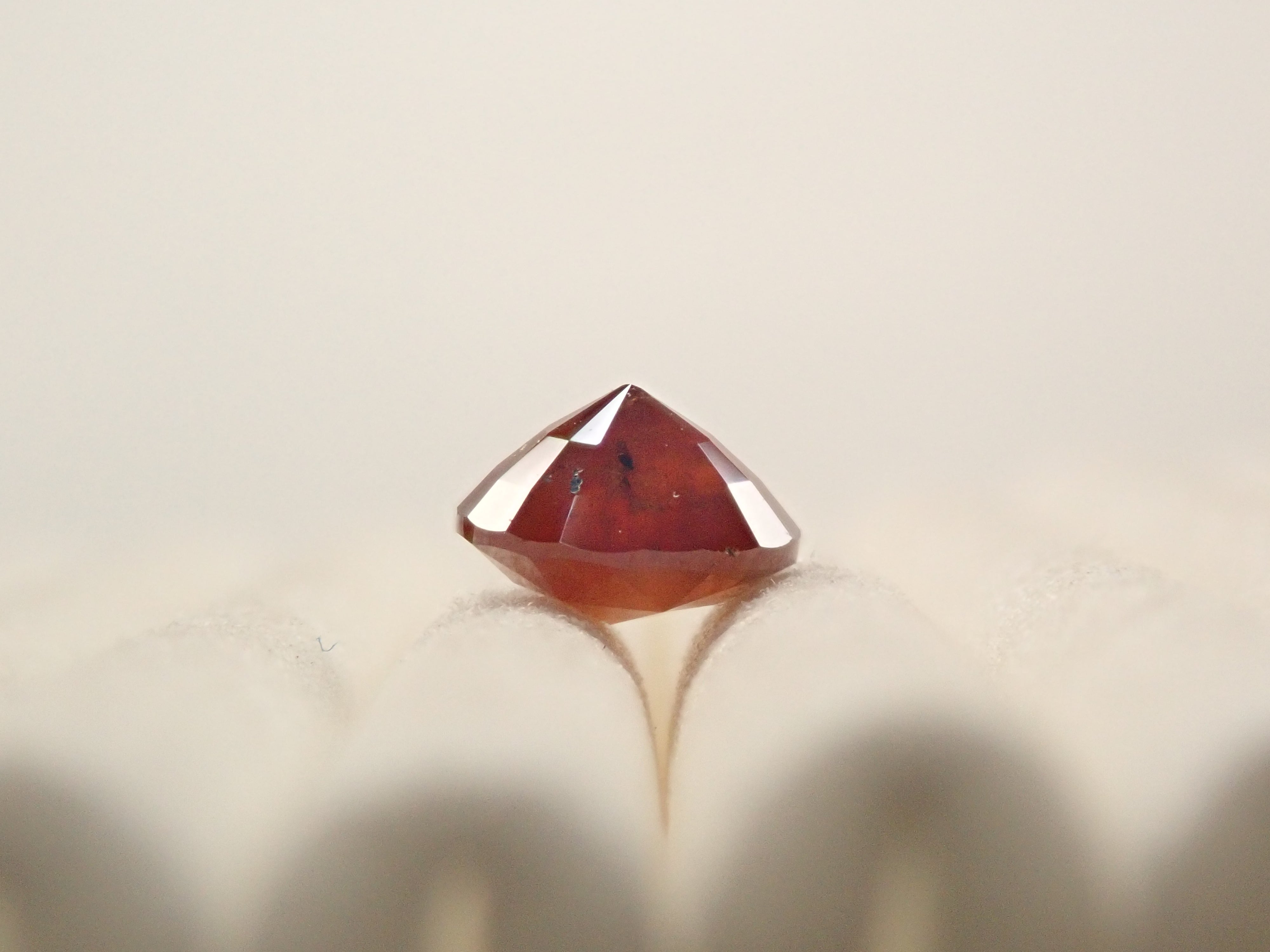 彩虹石榴石（鈣鐵榴石）0.719克拉裸石，產自奈良縣天川村