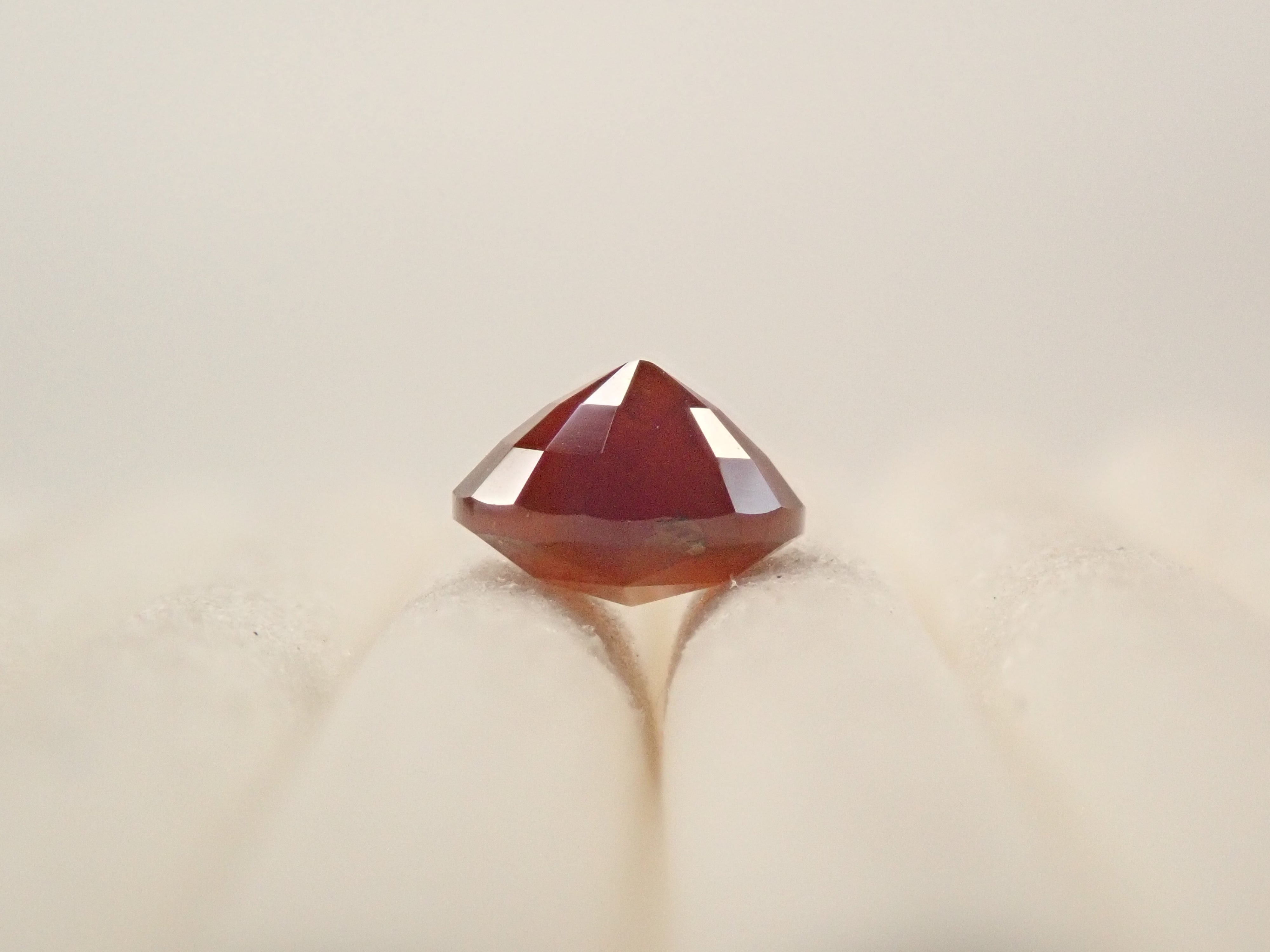 彩虹石榴石（鈣鐵榴石）0.719克拉裸石，產自奈良縣天川村