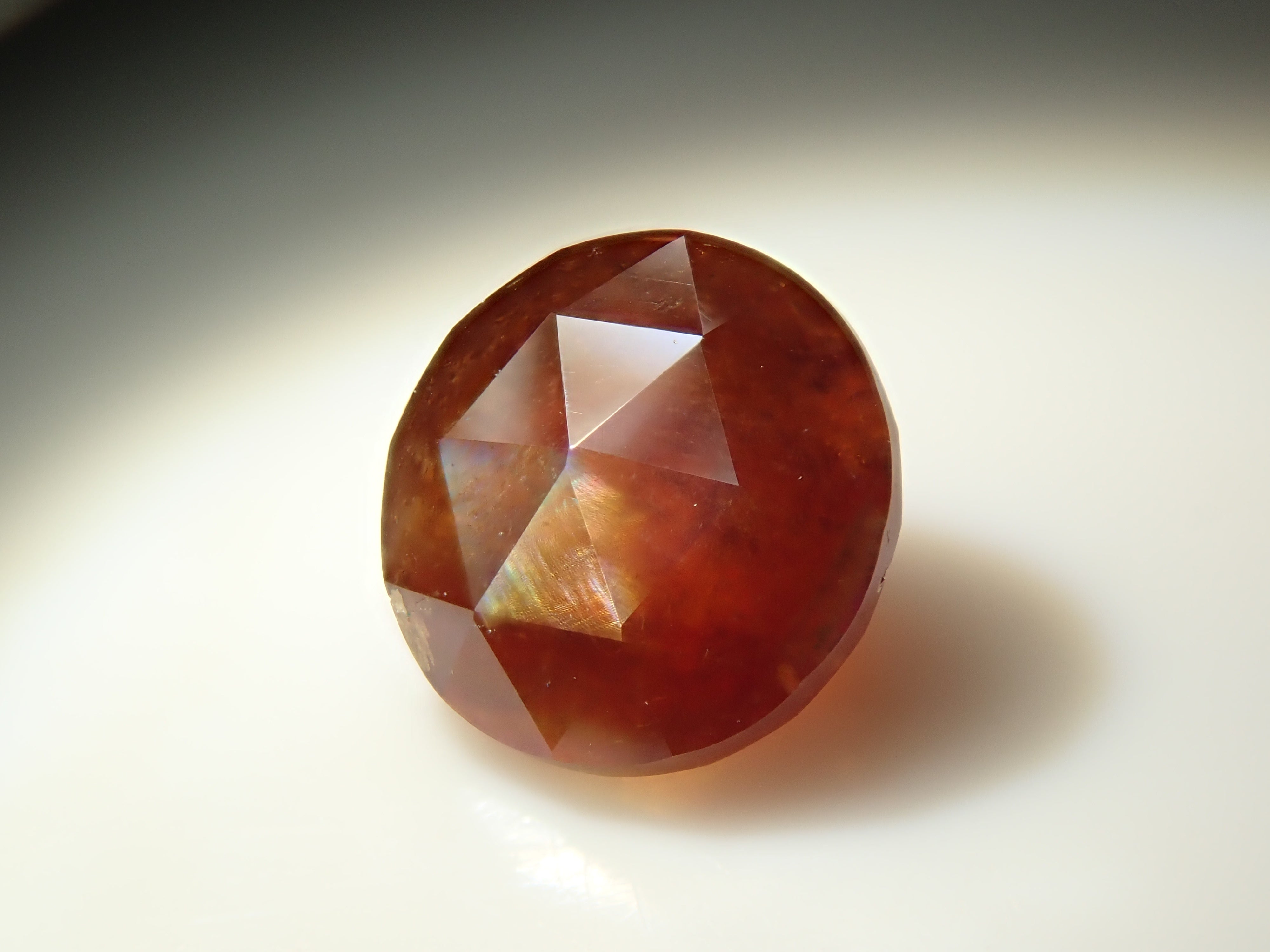 彩虹石榴石（鈣鐵榴石）0.719克拉裸石，產自奈良縣天川村