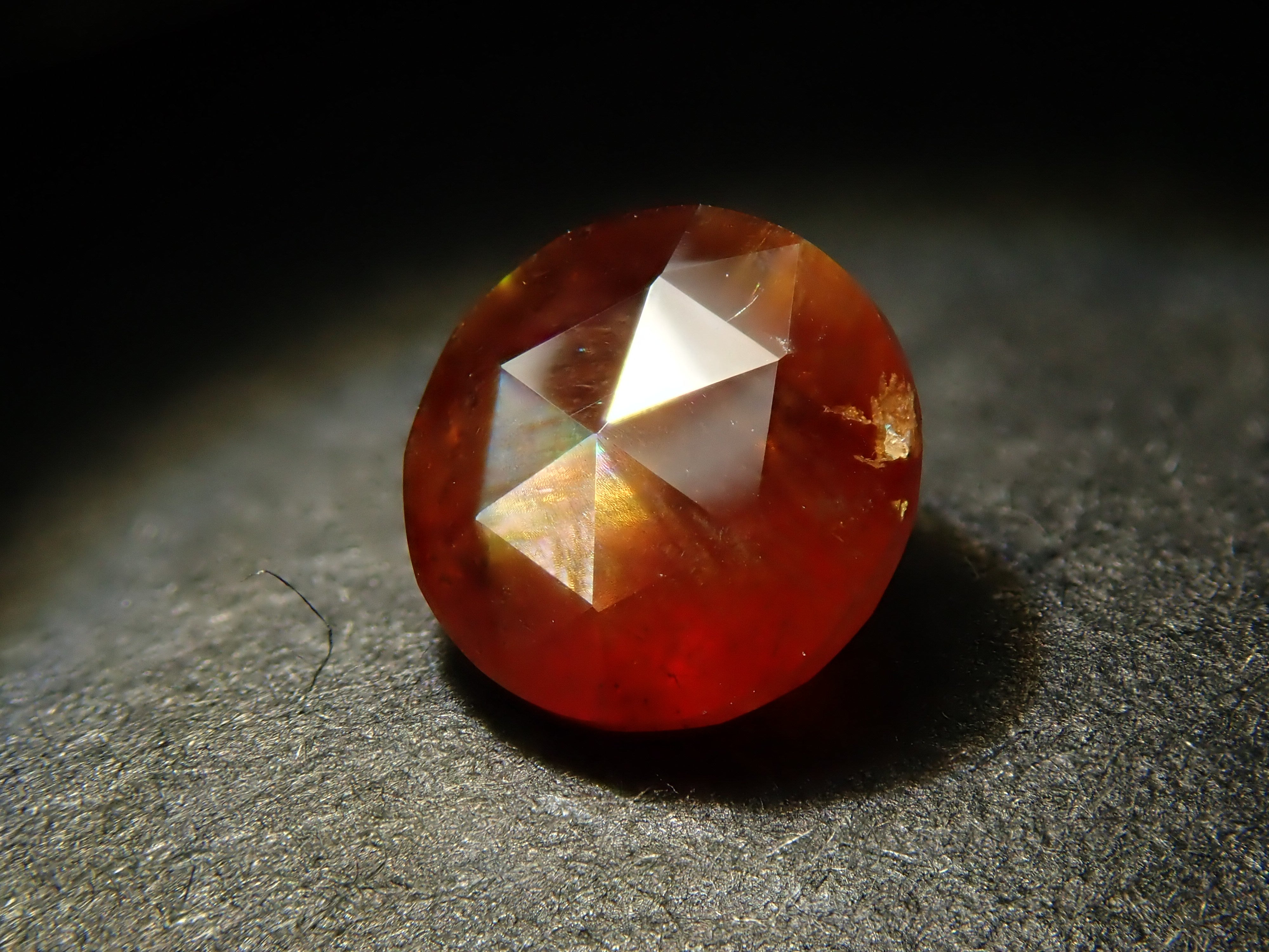 彩虹石榴石（鈣鐵榴石）0.719克拉裸石，產自奈良縣天川村