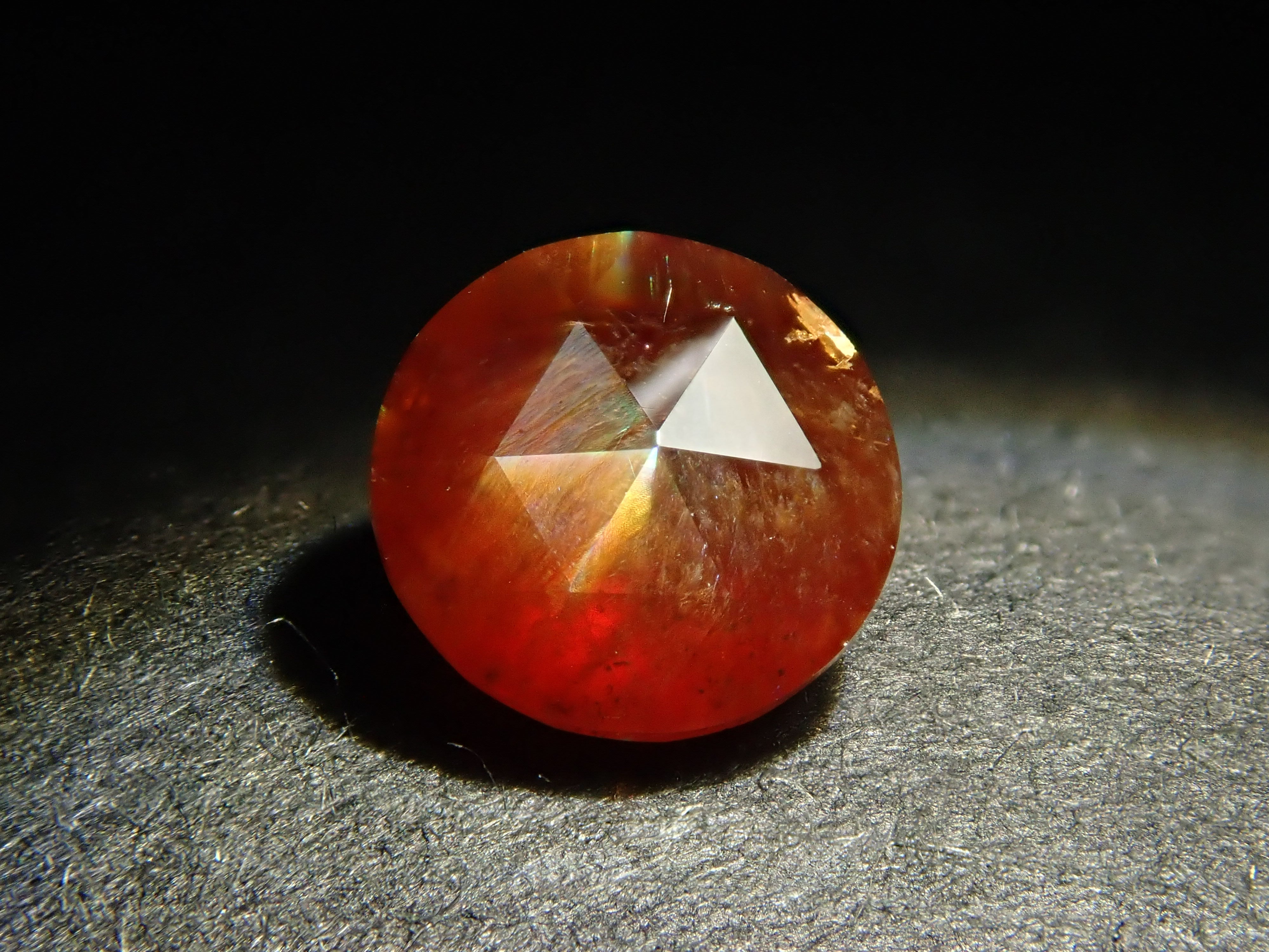 彩虹石榴石（鈣鐵榴石）0.719克拉裸石，產自奈良縣天川村