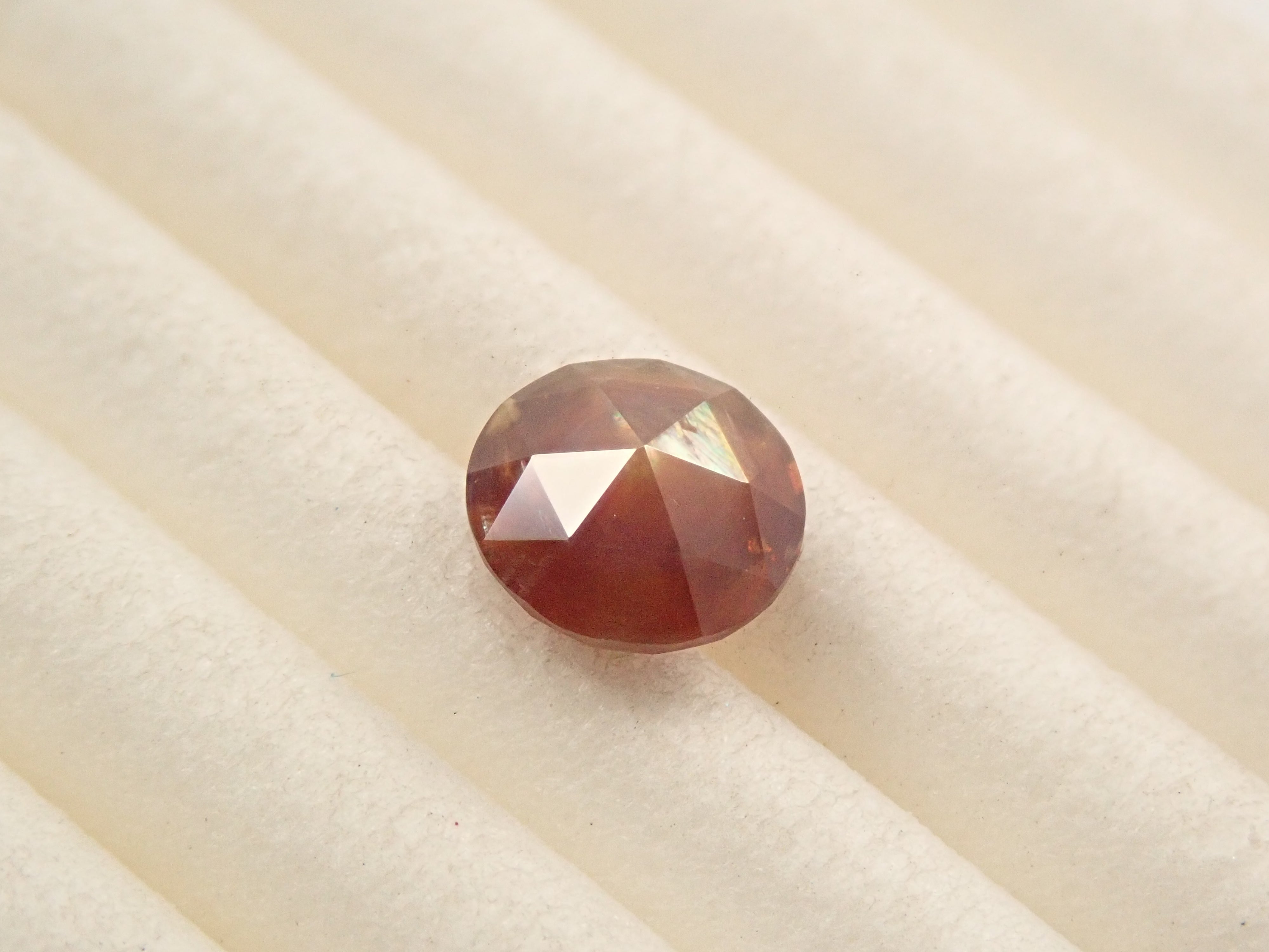 彩虹石榴石（鈣鐵榴石）0.732克拉裸石，產自奈良縣天川村