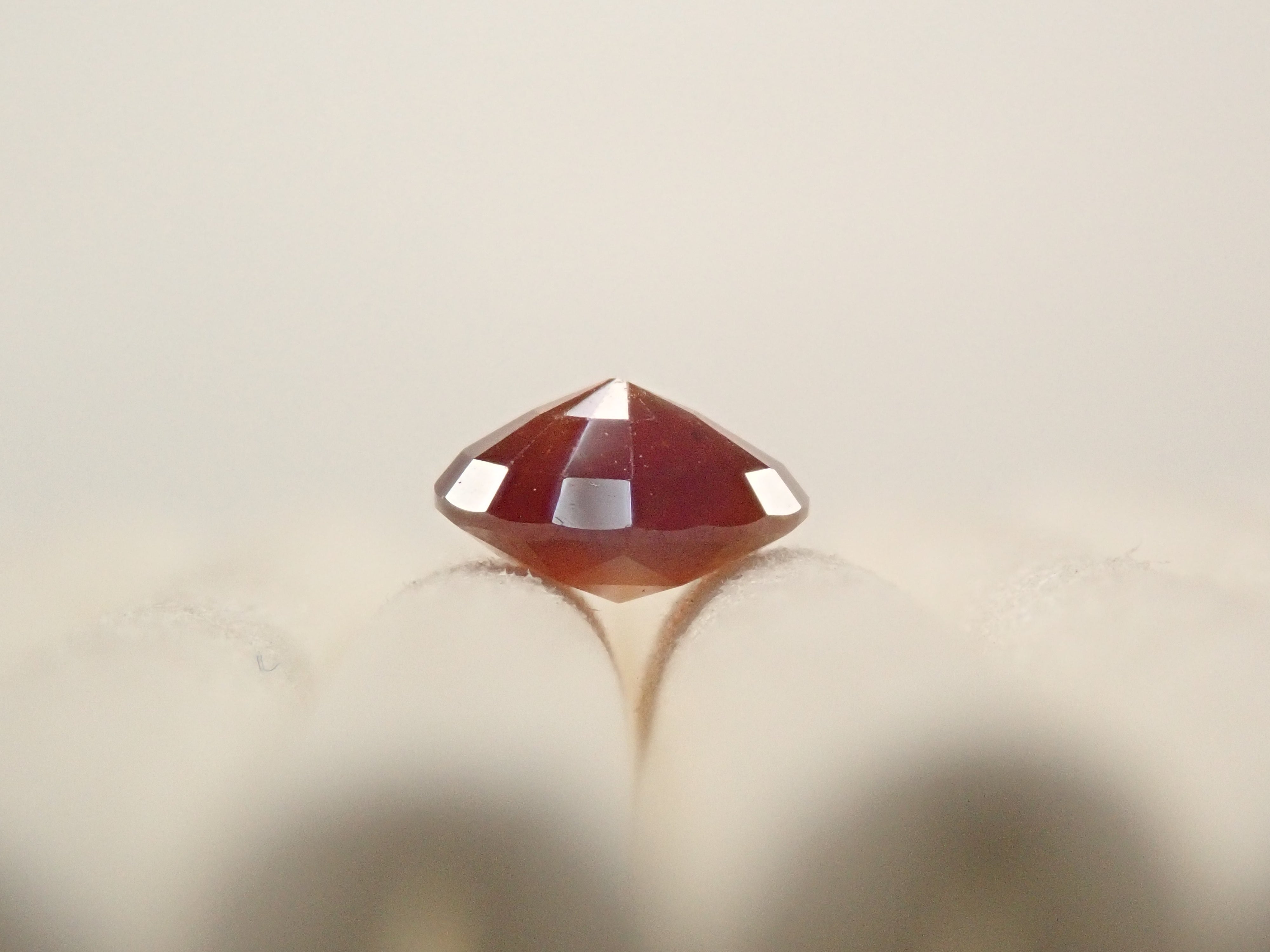 み*る様 レインボーガーネット 奈良県天川村産 宝石カットルース 奈良県天川村産レインボーガーネット（アンドラダイトガーネット