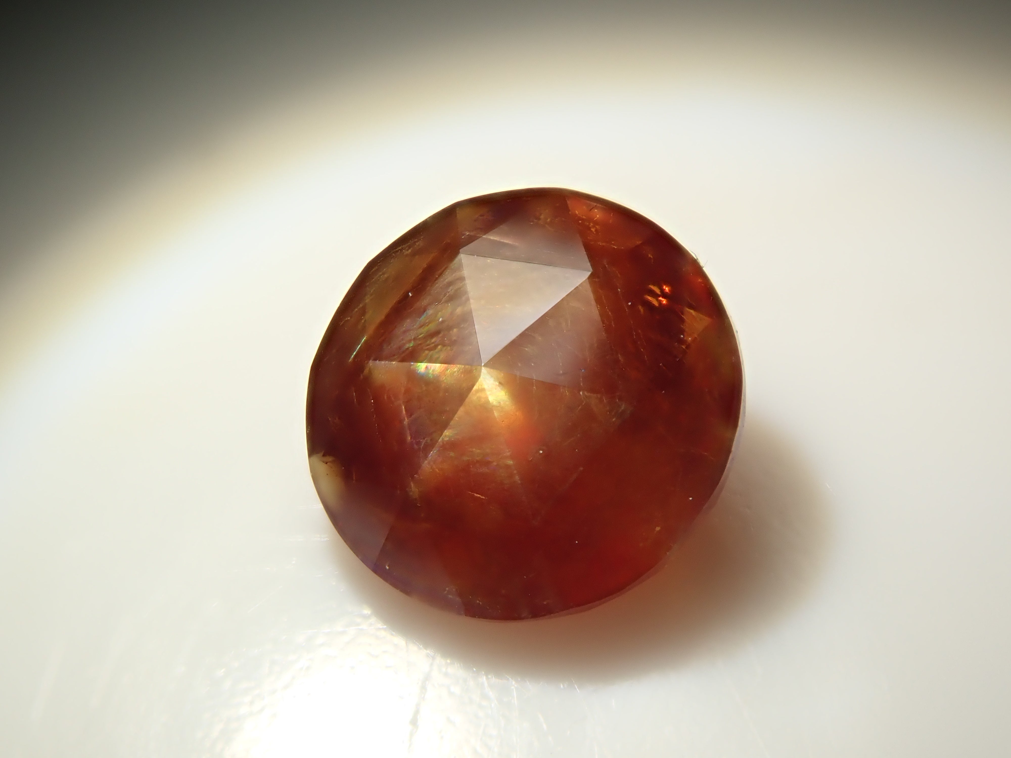 彩虹石榴石（鈣鐵榴石）0.732克拉裸石，產自奈良縣天川村