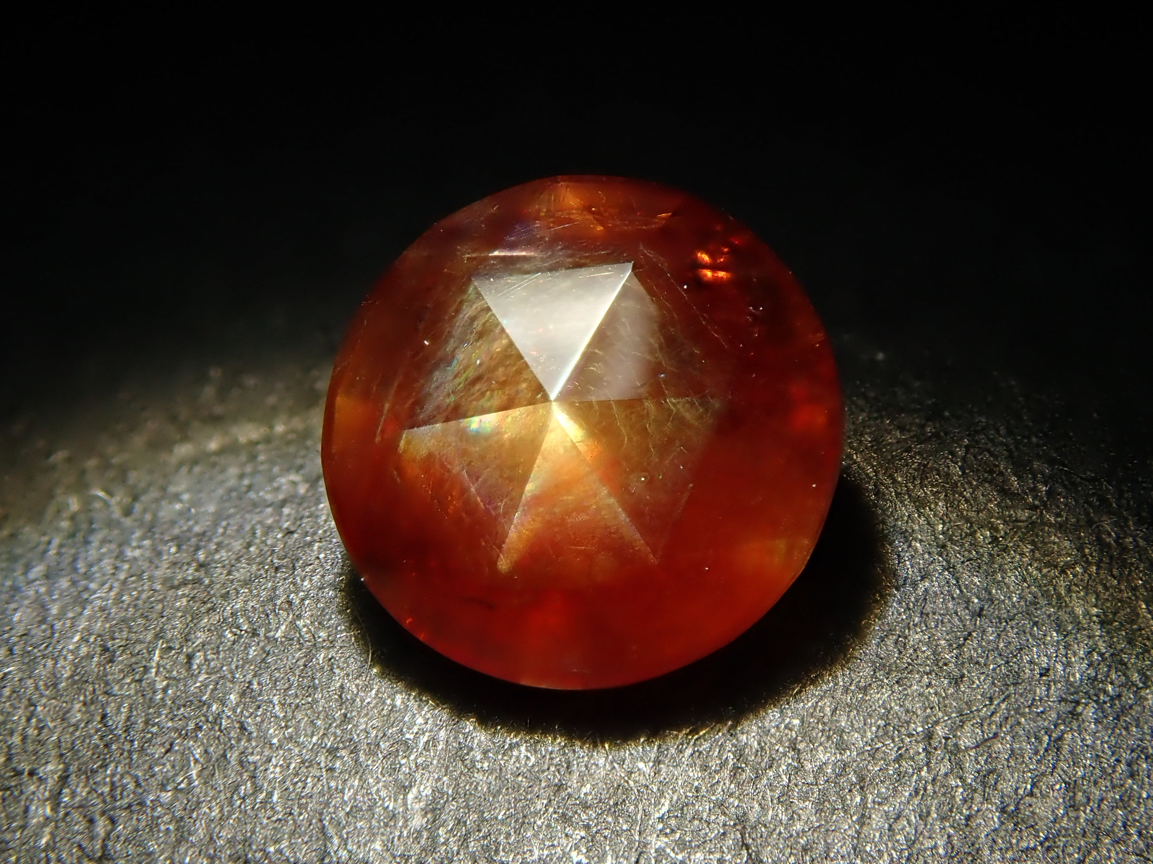 彩虹石榴石（鈣鐵榴石）0.732克拉裸石，產自奈良縣天川村