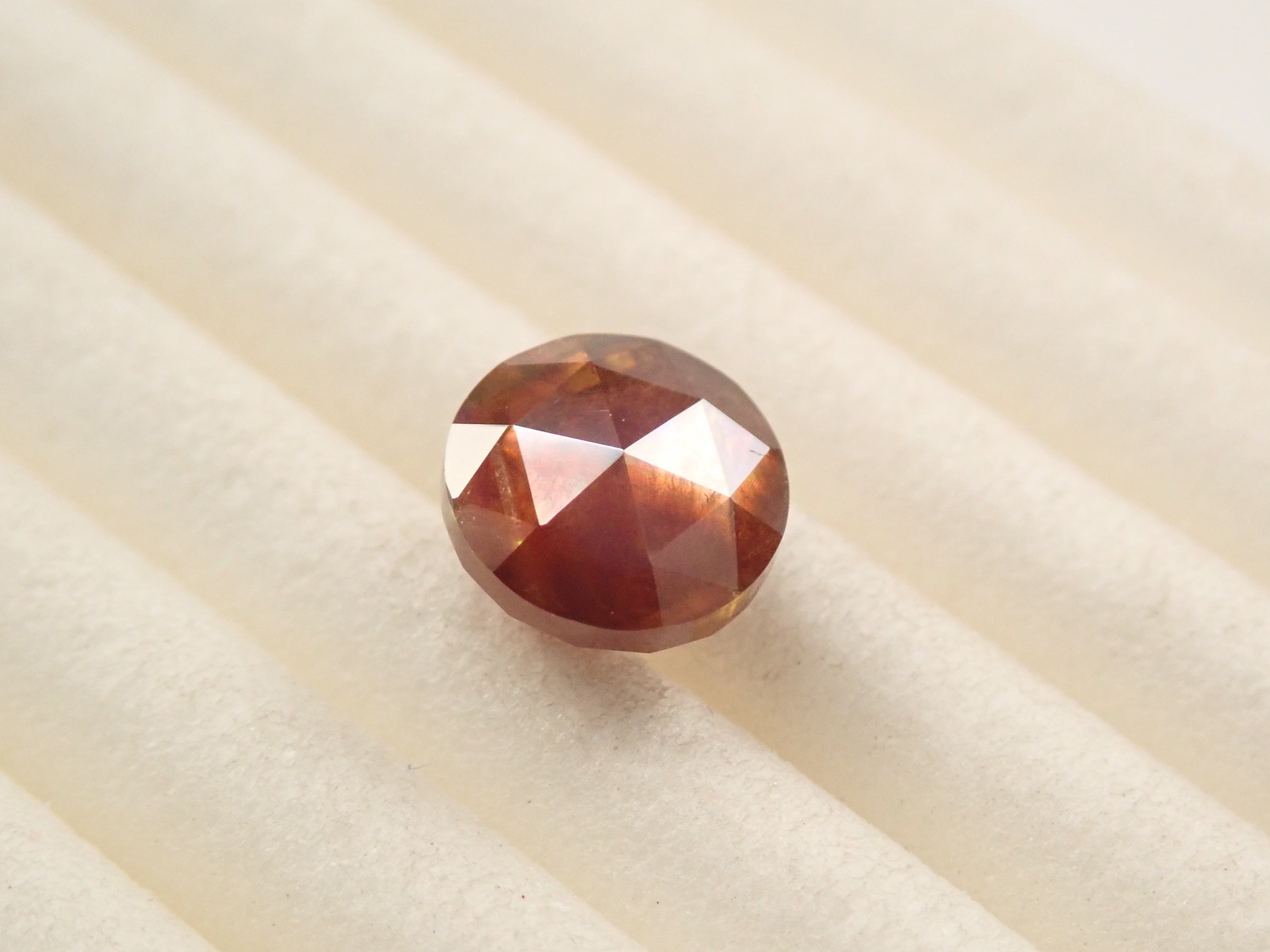 彩虹石榴石（鈣鐵榴石）1.329克拉裸石，產自奈良縣天川村