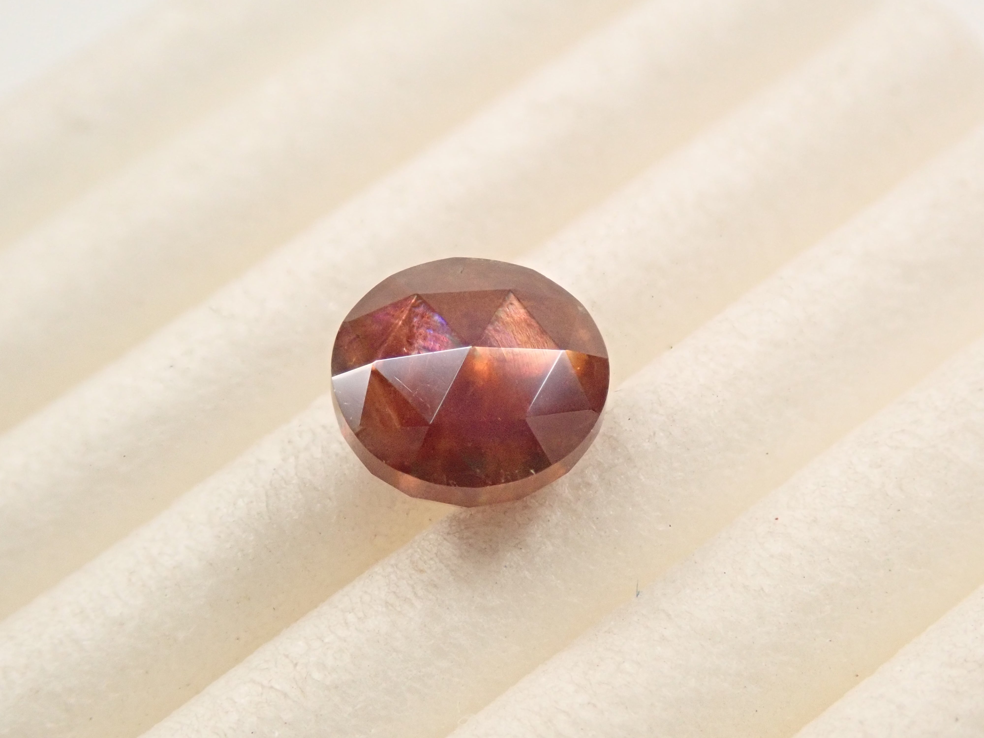 彩虹石榴石（鈣鐵榴石）1.329克拉裸石，產自奈良縣天川村