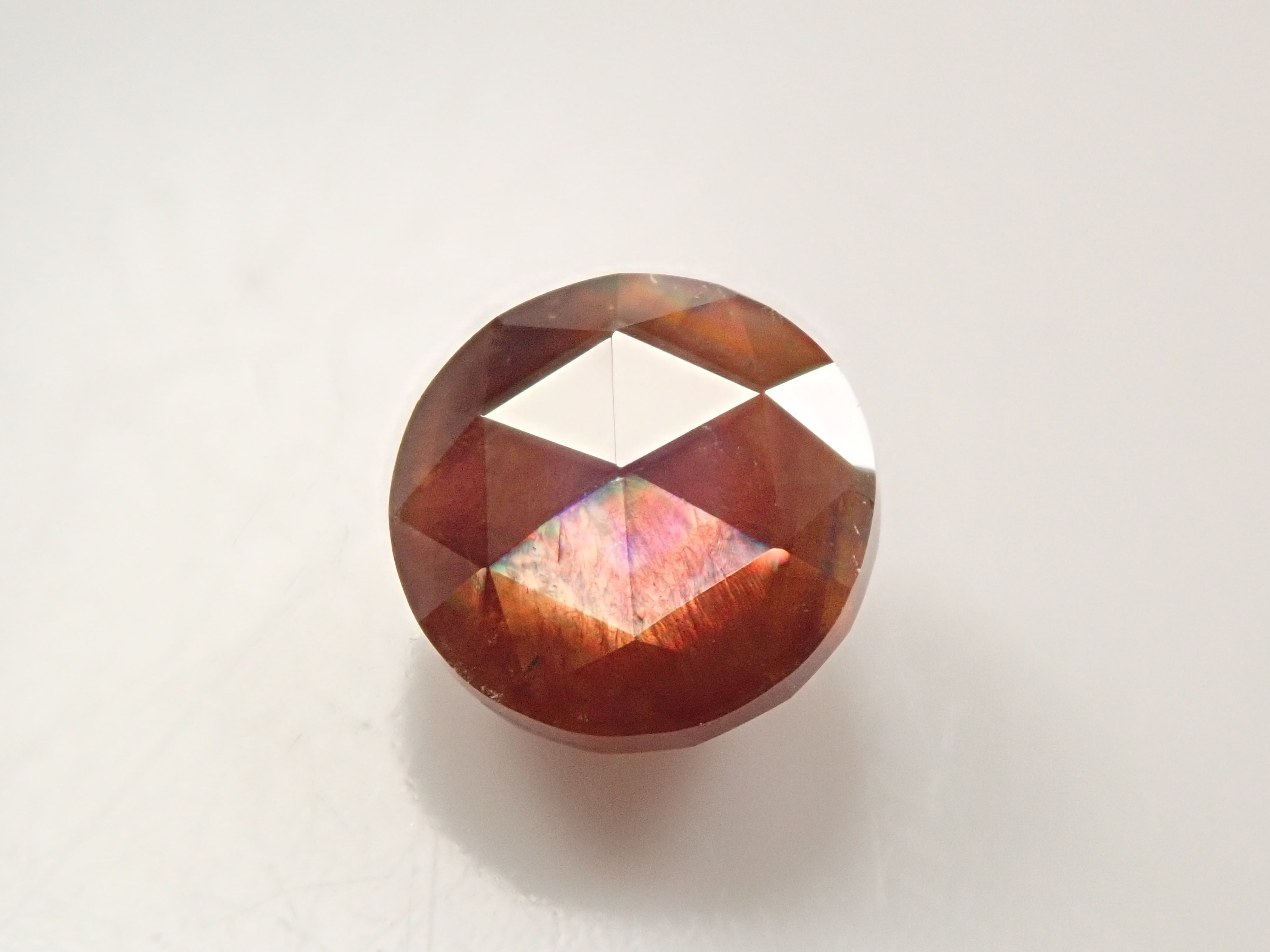 彩虹石榴石（鈣鐵榴石）1.329克拉裸石，產自奈良縣天川村