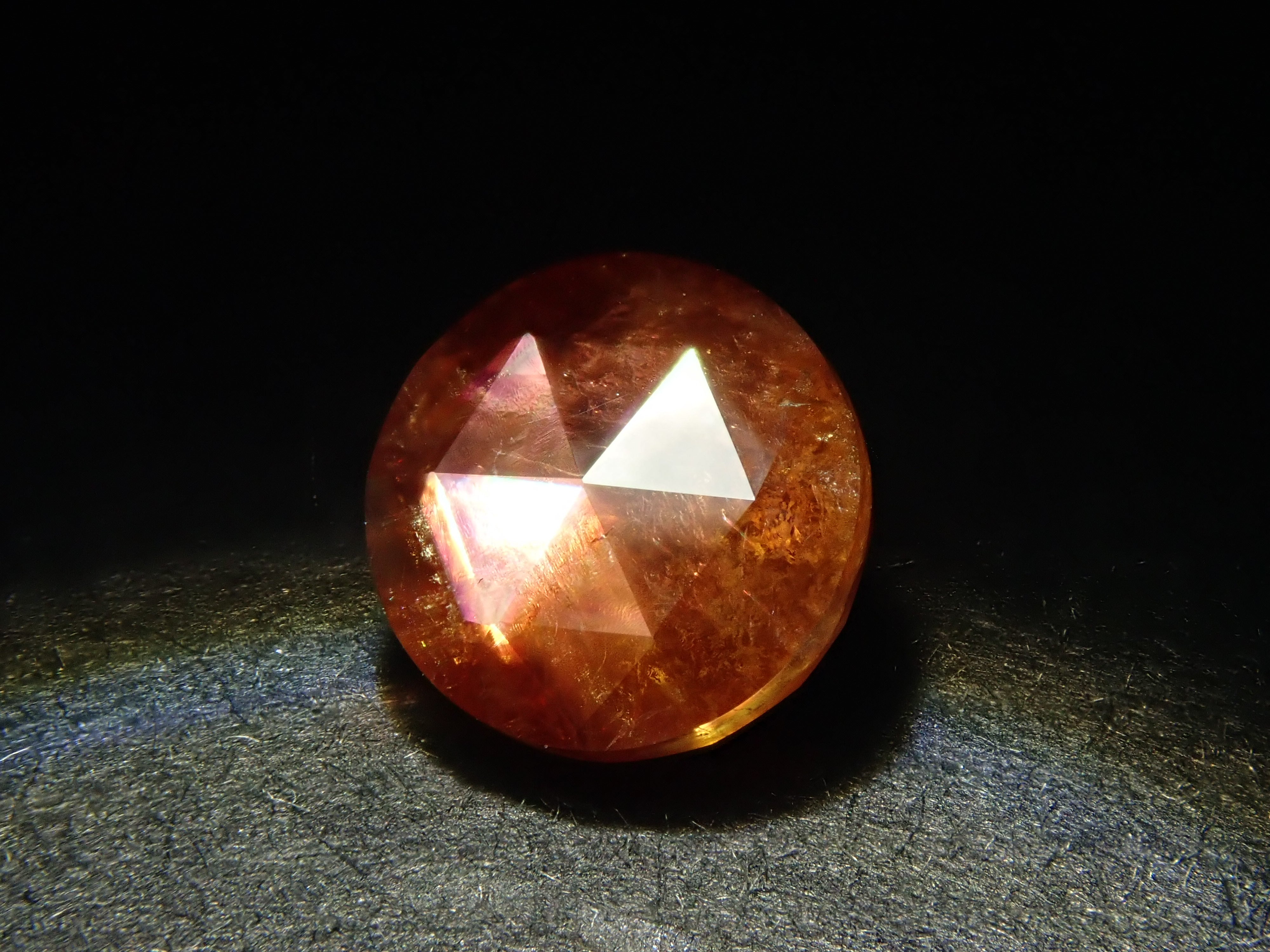 彩虹石榴石（鈣鐵榴石）1.329克拉裸石，產自奈良縣天川村