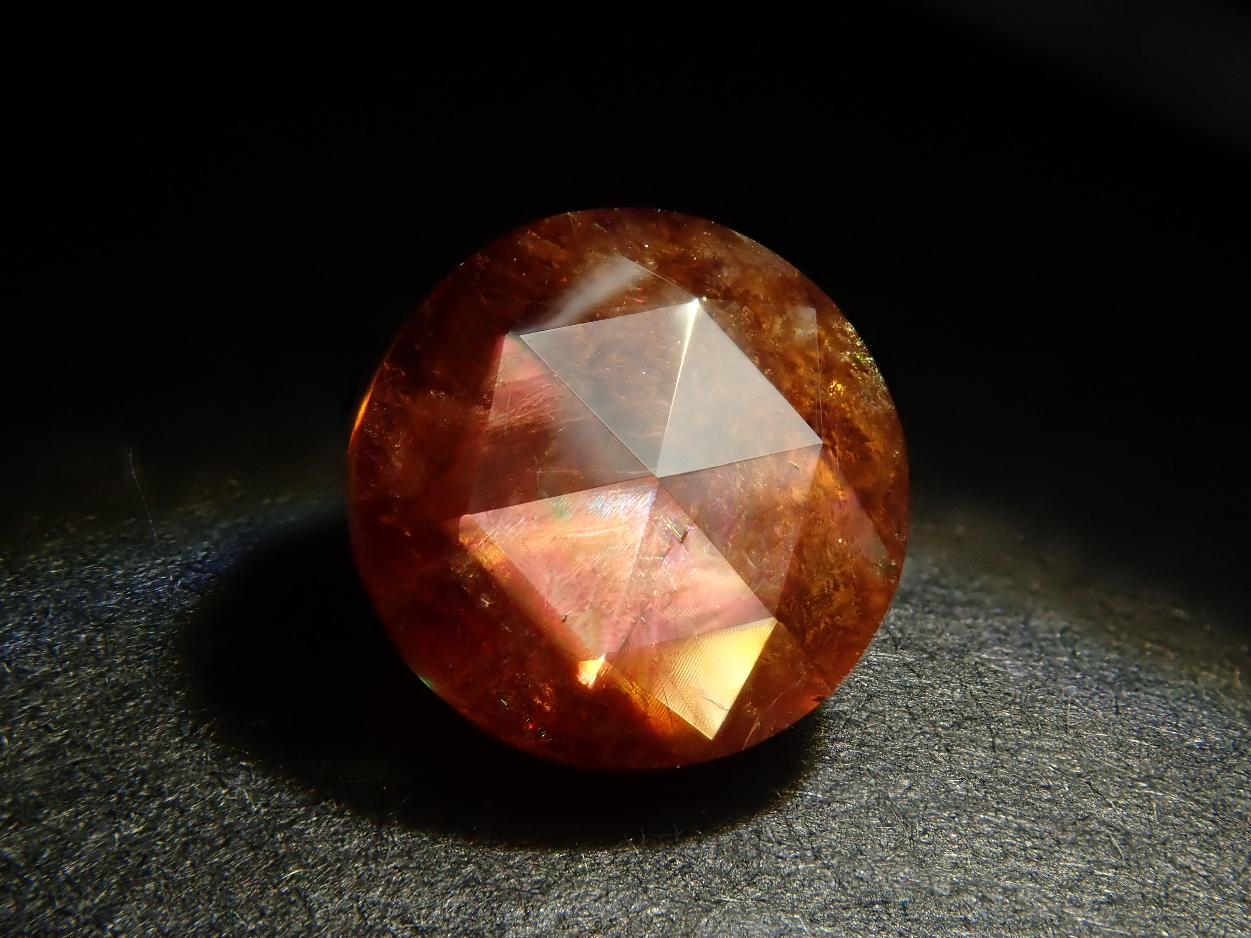 彩虹石榴石（鈣鐵榴石）1.329克拉裸石，產自奈良縣天川村