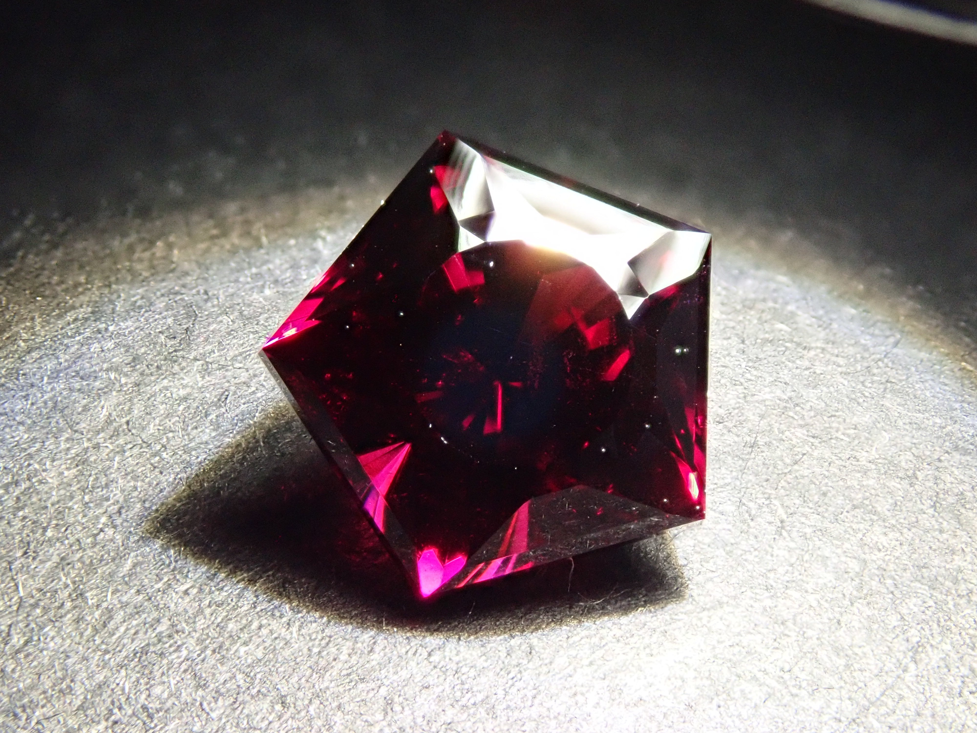 12560334掲載】モザンビーク産ロードライトガーネット 3.161ctルース