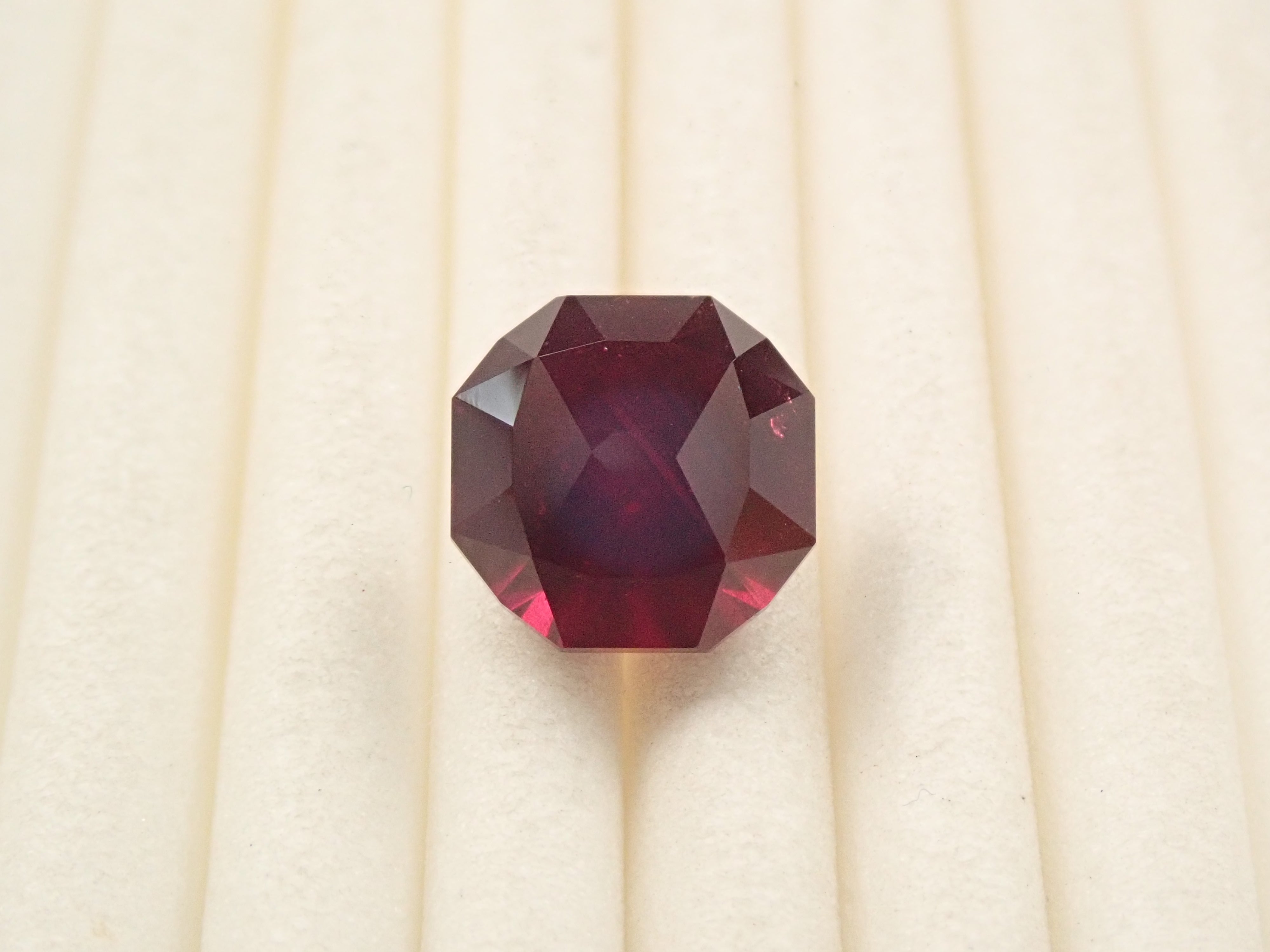 タンザニア産アルマンディンガーネット 2.897ctルース