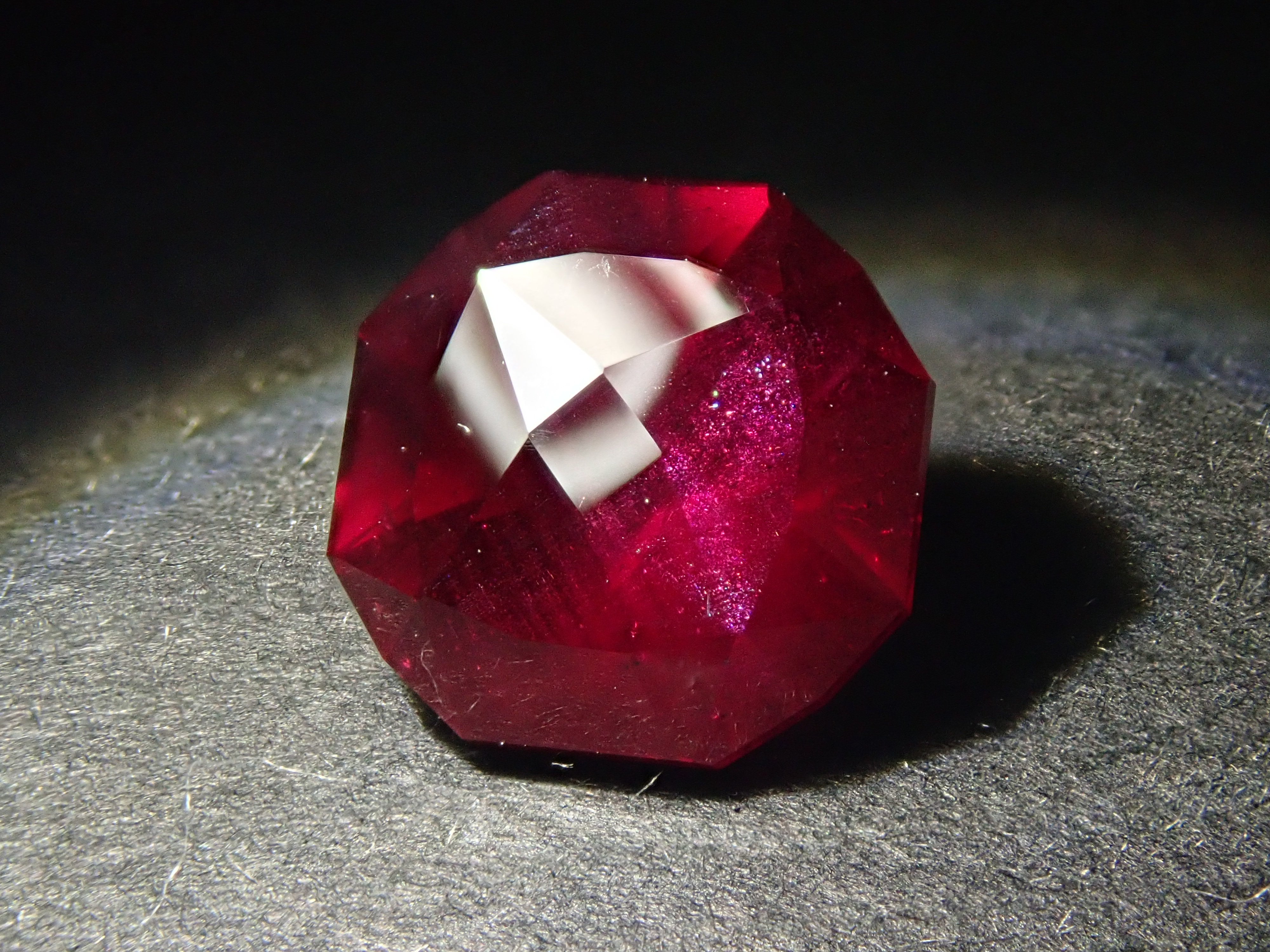 タンザニア産アルマンディンガーネット 2.897ctルース