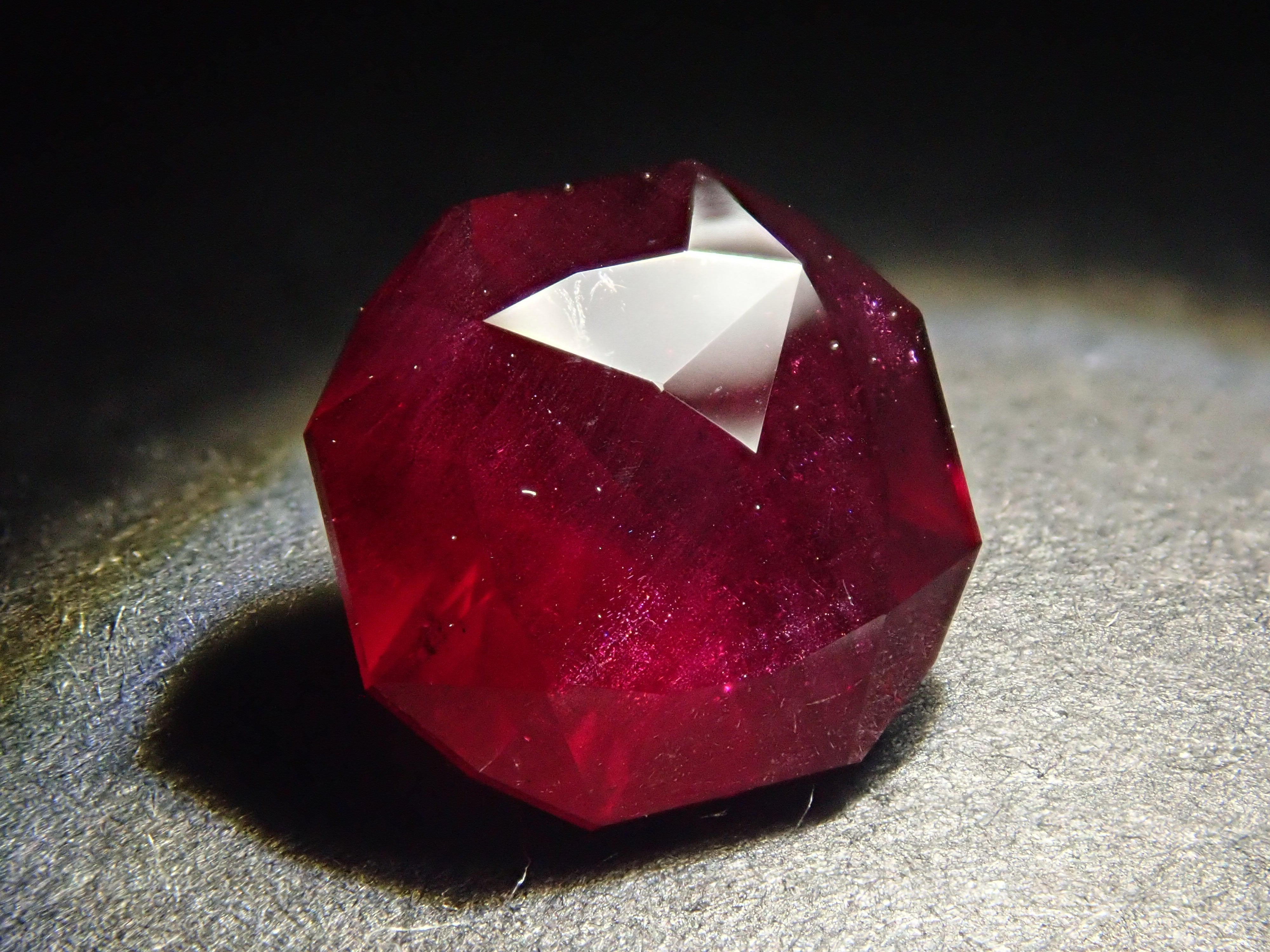 タンザニア産アルマンディンガーネット 2.897ctルース