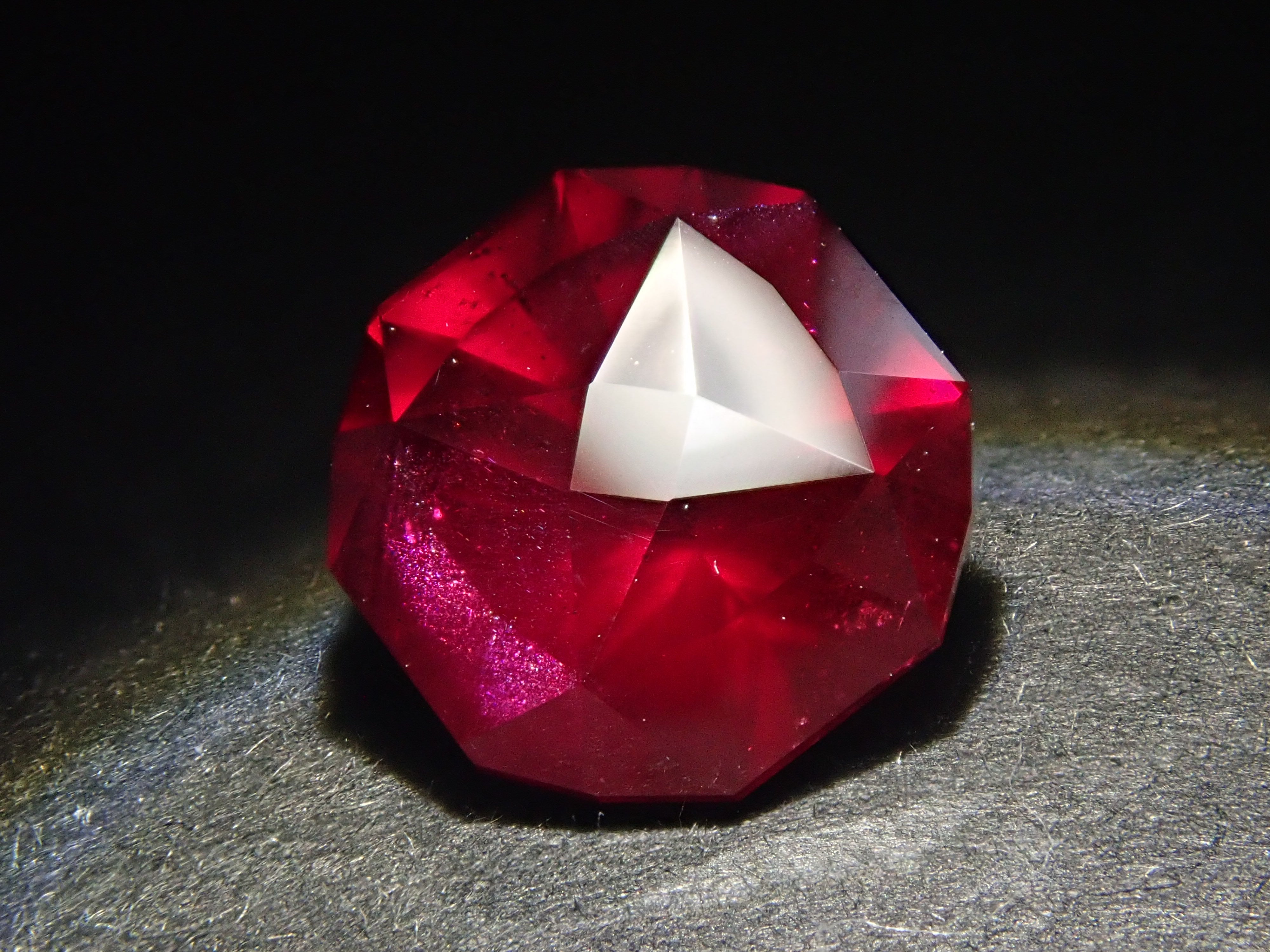 タンザニア産アルマンディンガーネット 2.897ctルース