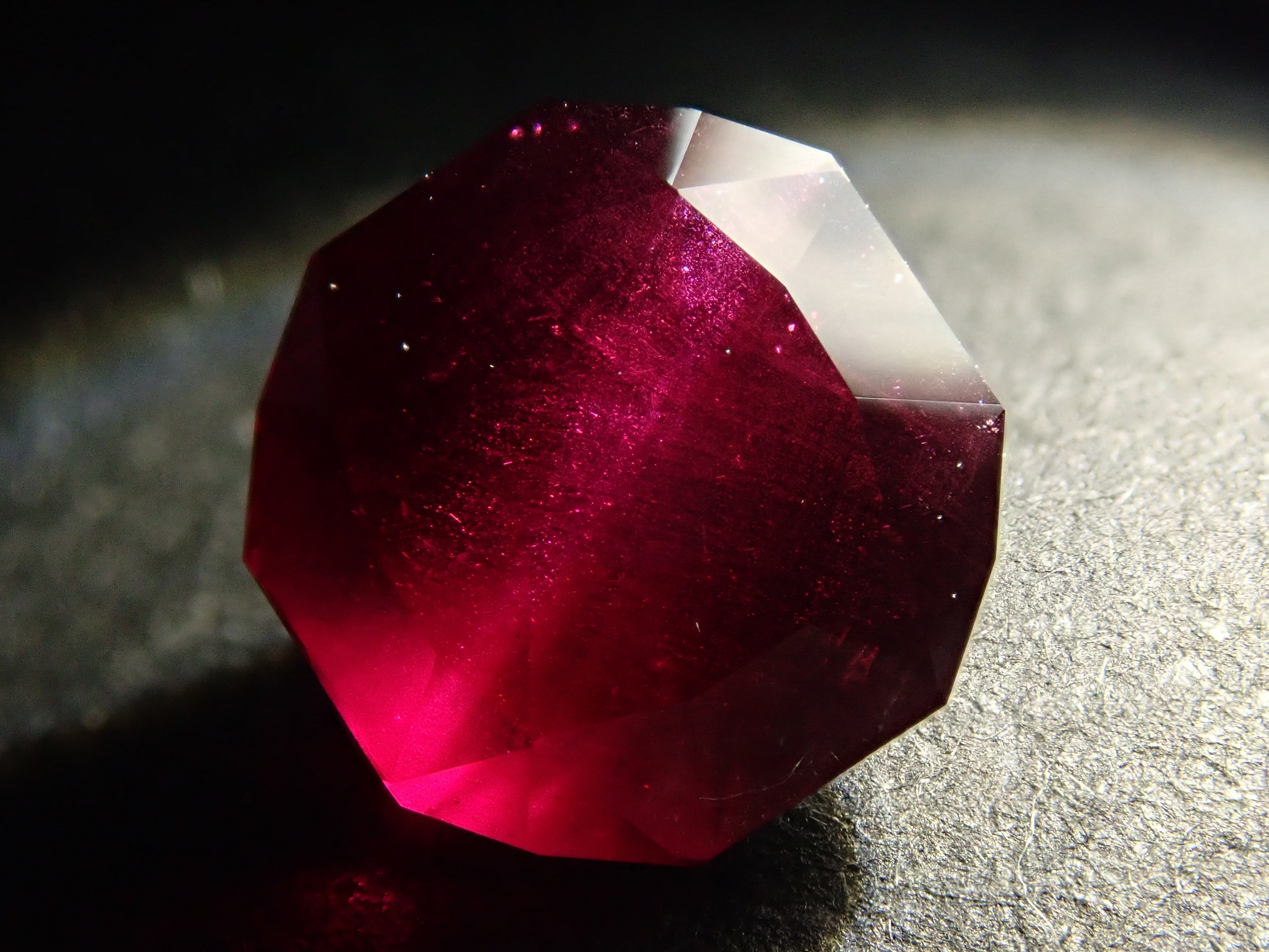 タンザニア産アルマンディンガーネット 2.897ctルース