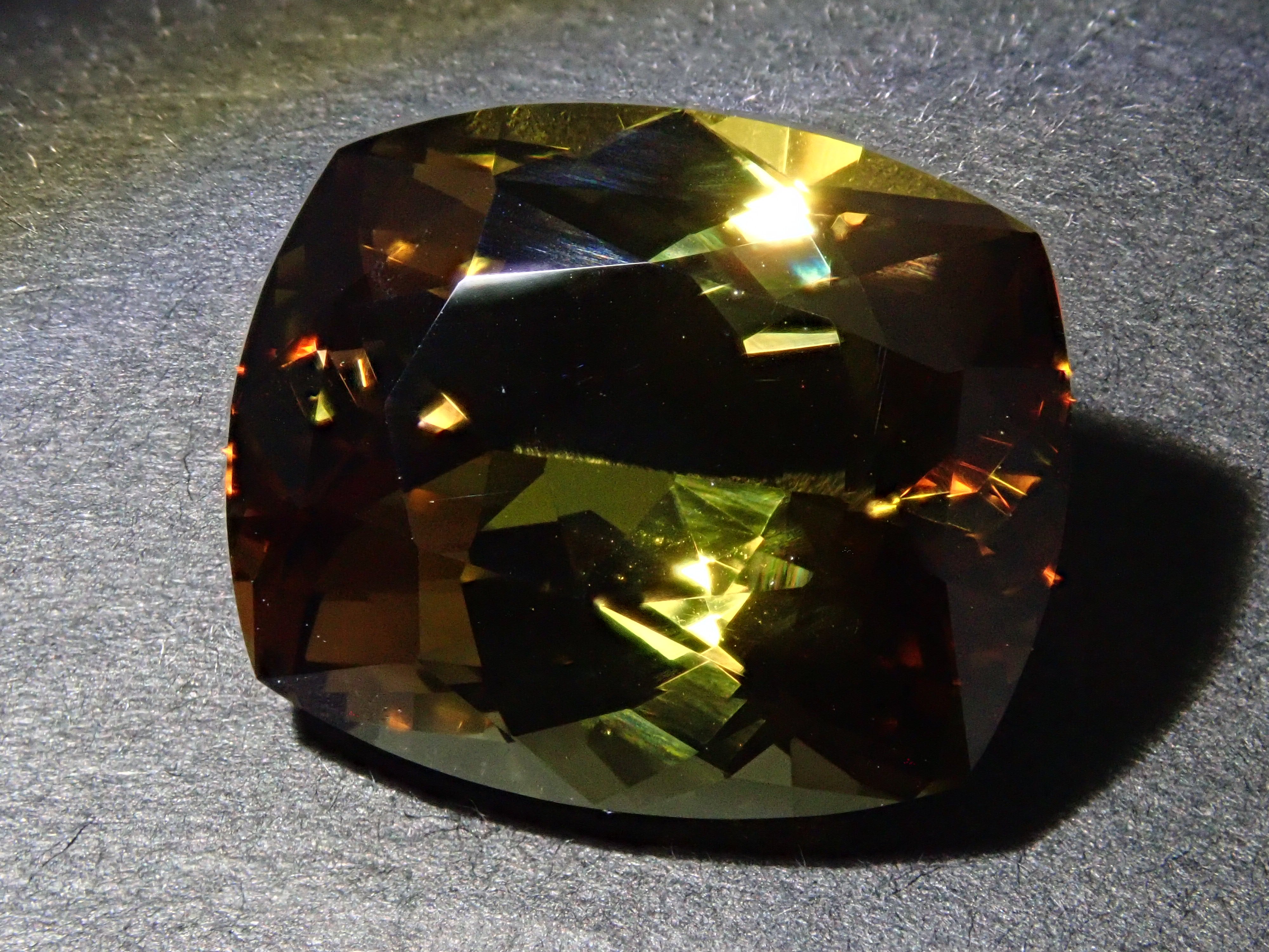 ブラジル産アンダリュサイト 7.656ctルース