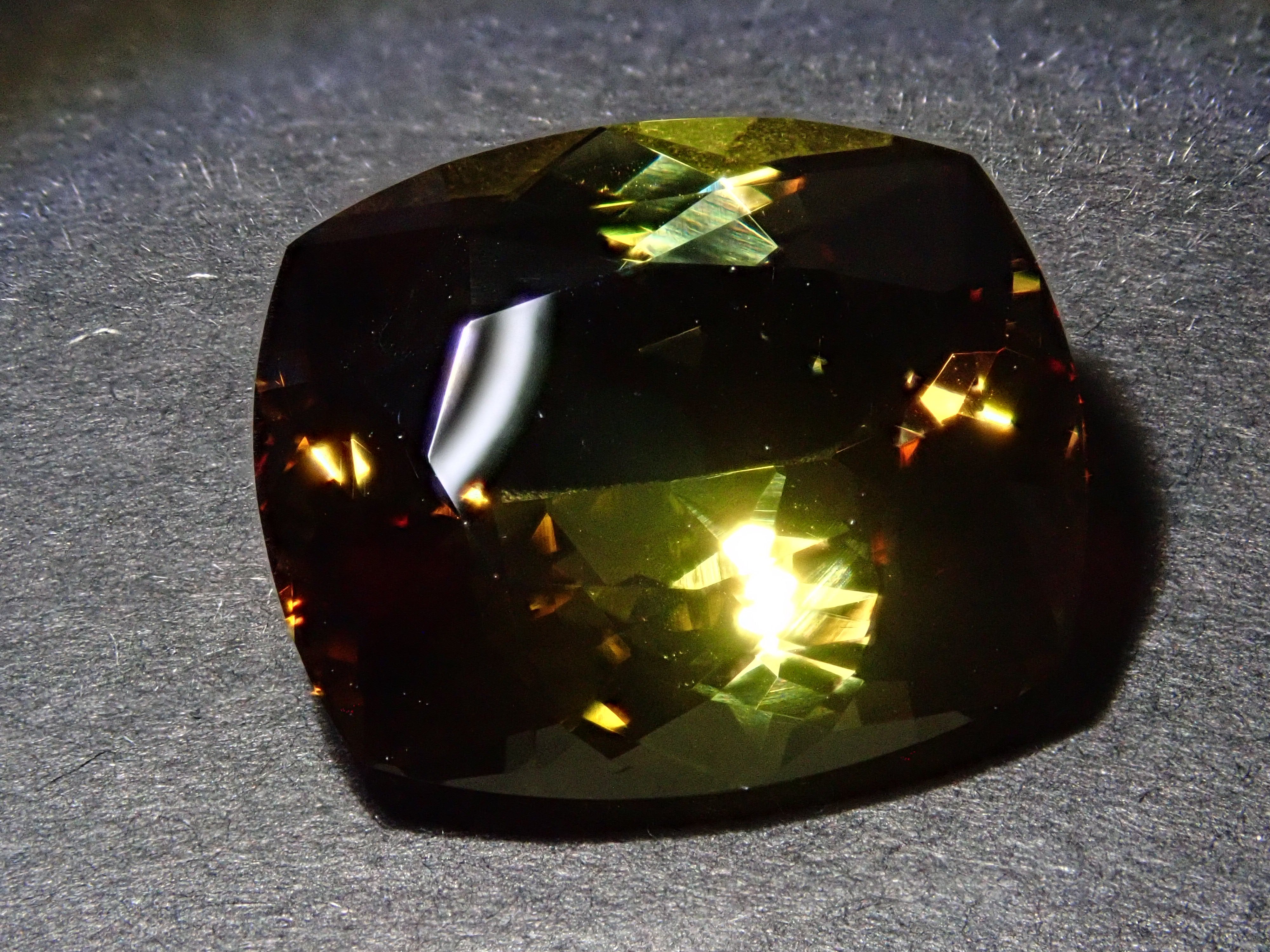 ブラジル産アンダリュサイト 7.656ctルース