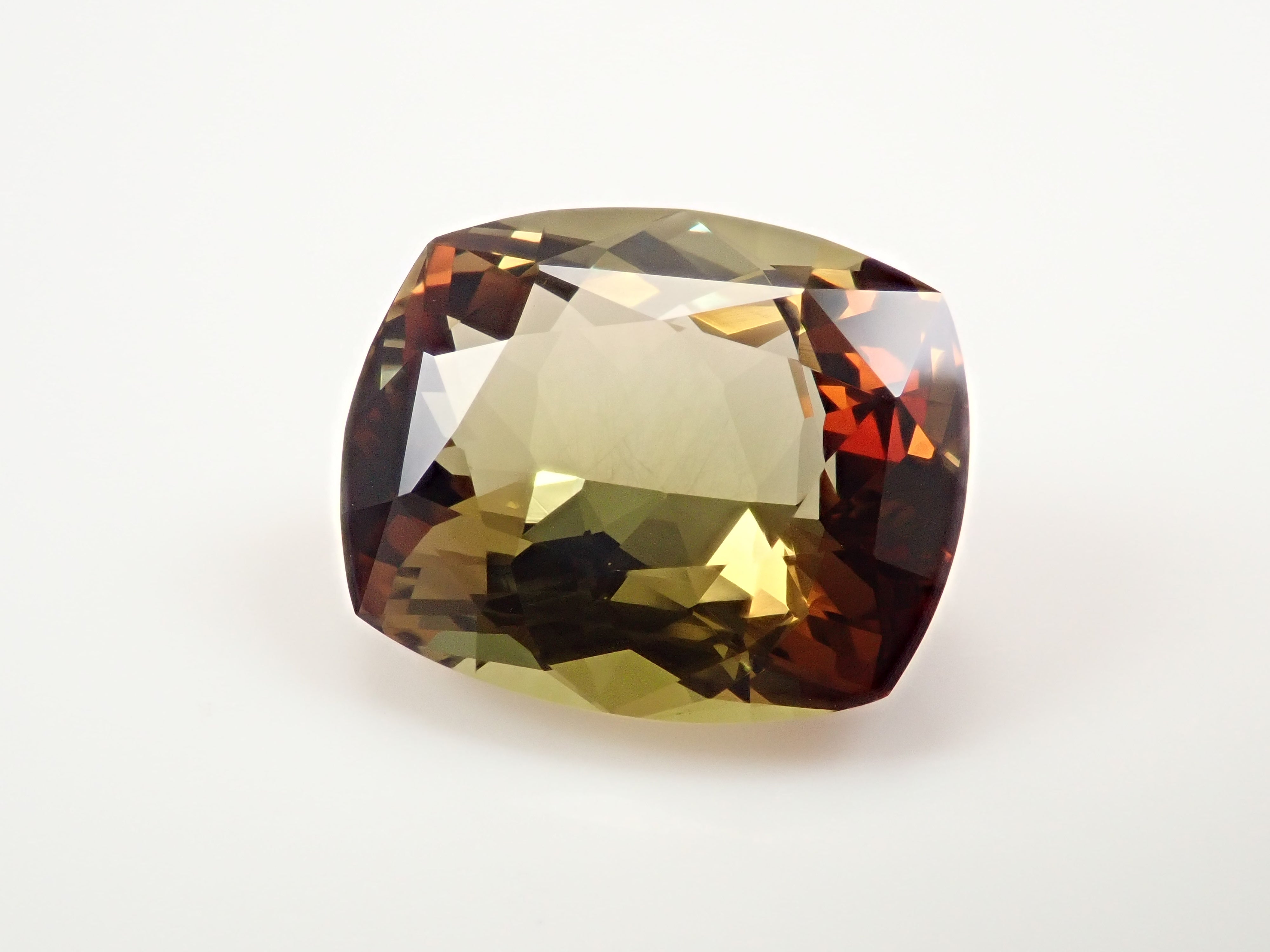 ブラジル産アンダリュサイト 7.656ctルース