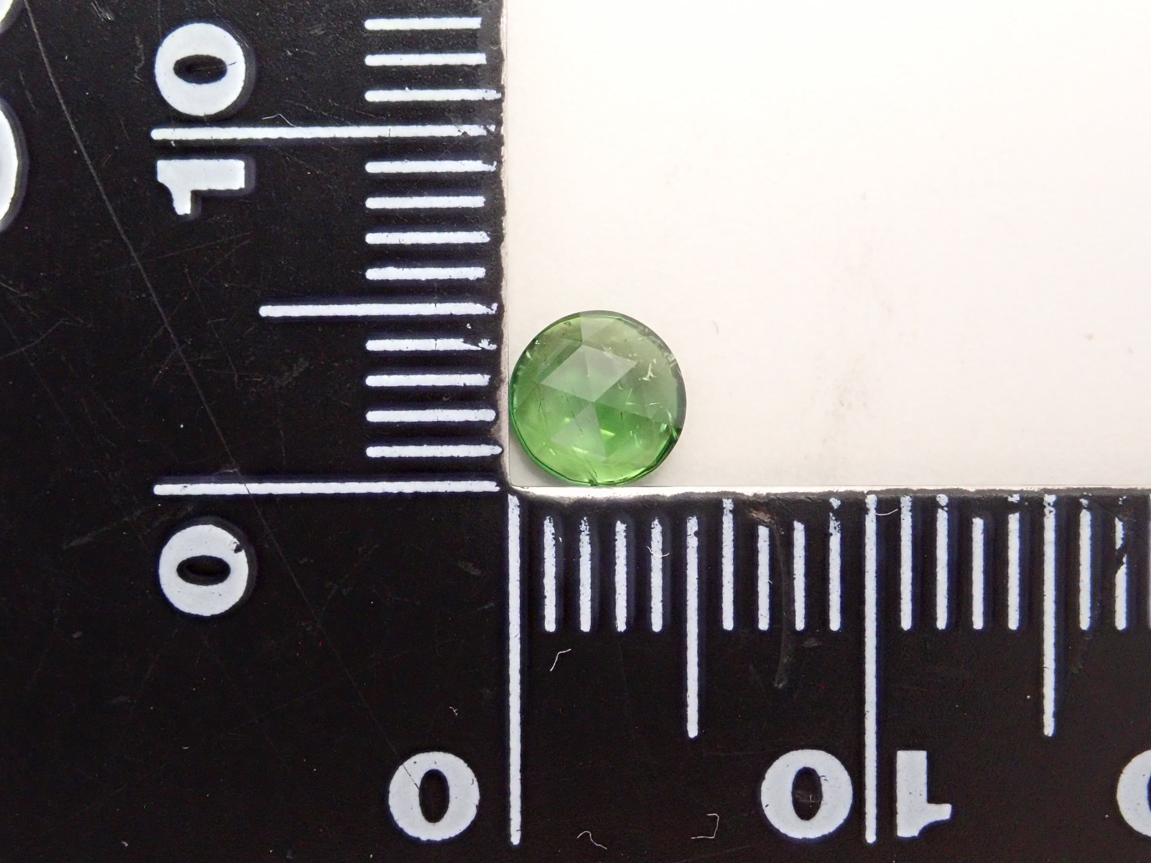 ブラジル産グリーントルマリン 5.0mm/0.401ctルース（ローズカット）