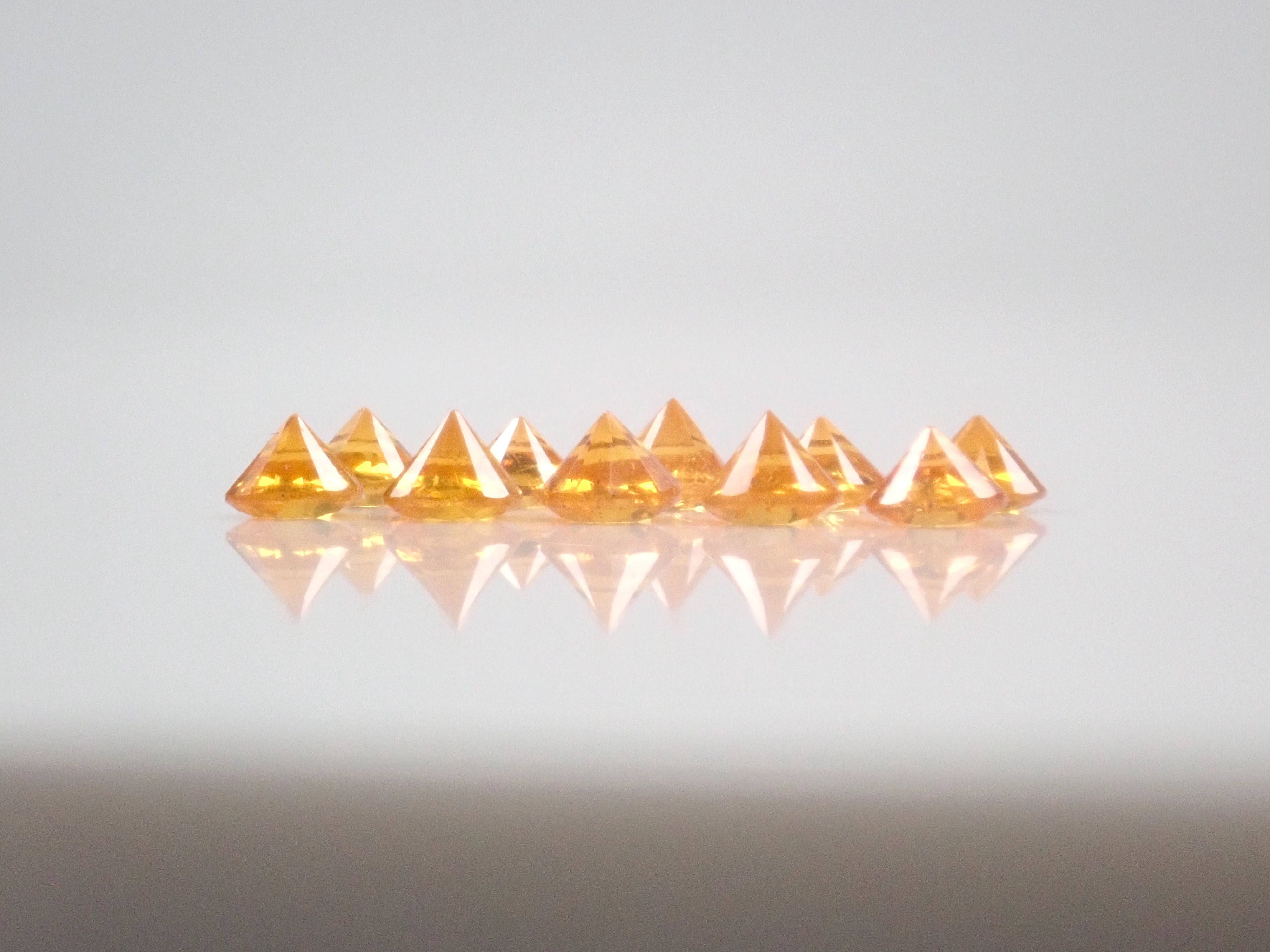 【11/16 22時販売】《限定32石》ナミビア産マンダリンガーネット1石ルース（ラウンドカット,2.5mm）《複数購入割引有》