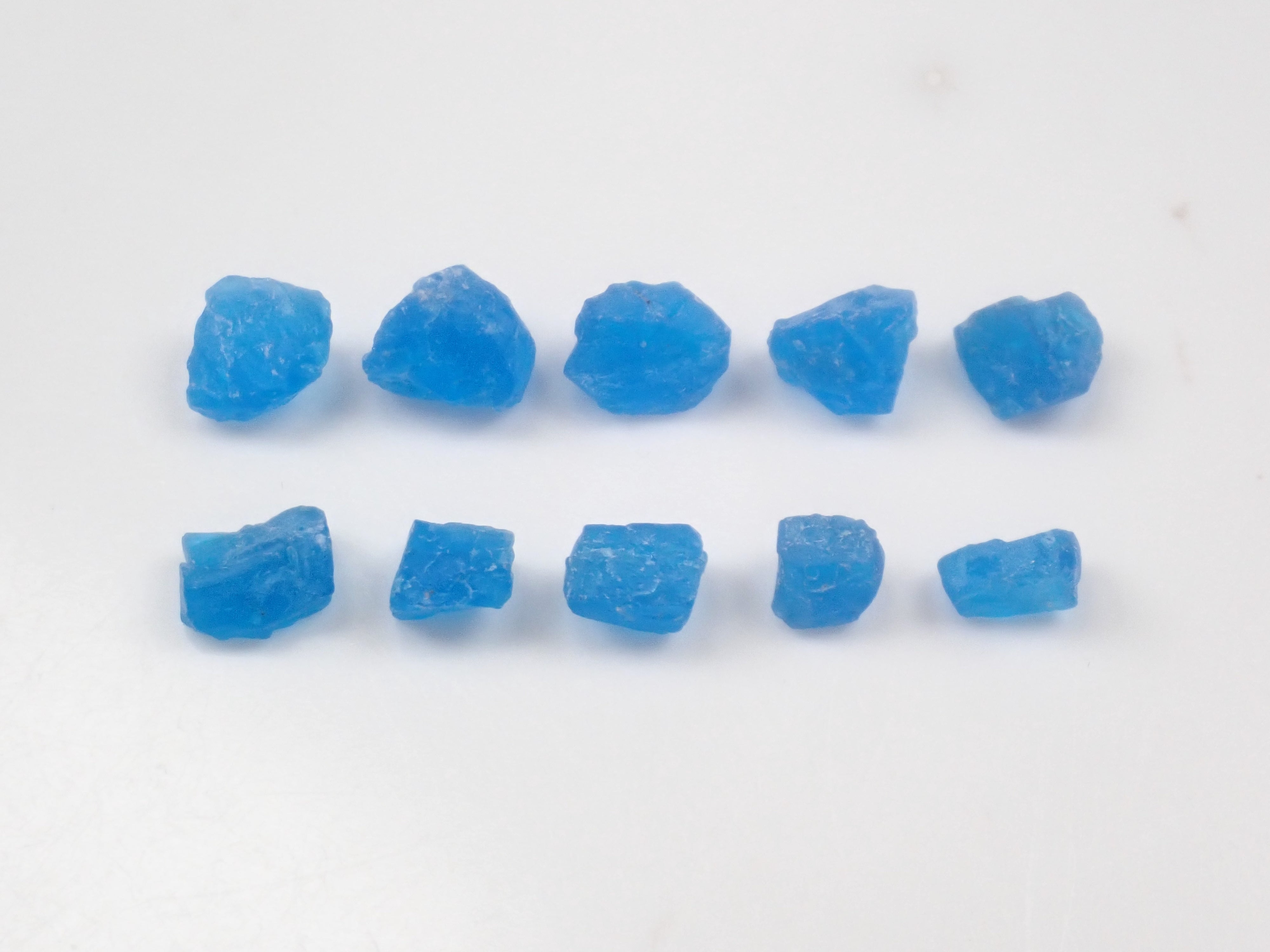 【11/15 22時販売】《数量限定》マダガスカル産ネオンブルーアパタイト1石原石（平均2.2ct）《複数購入割引有》