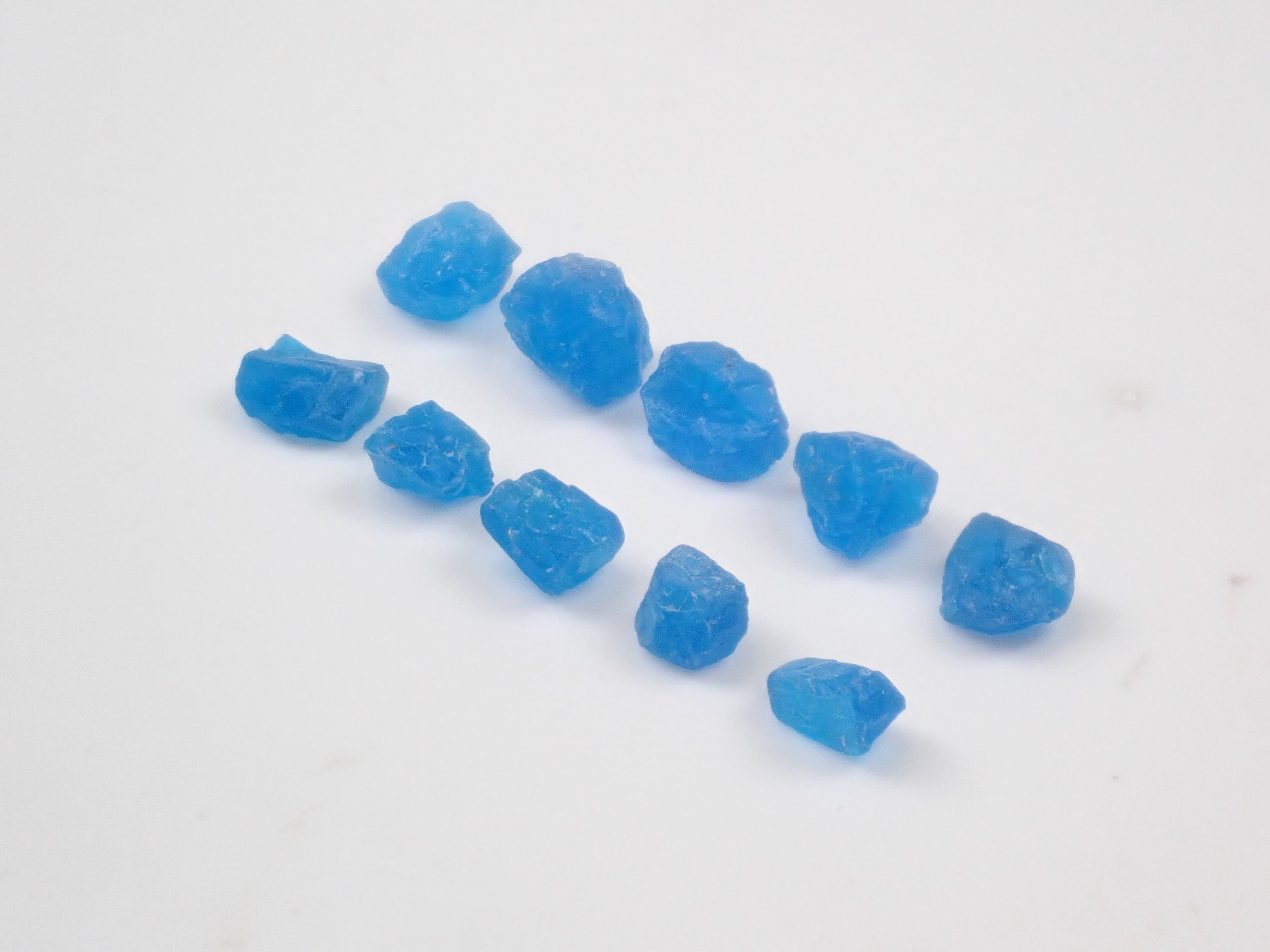 【11/15 22時販売】《数量限定》マダガスカル産ネオンブルーアパタイト1石原石（平均2.2ct）《複数購入割引有》