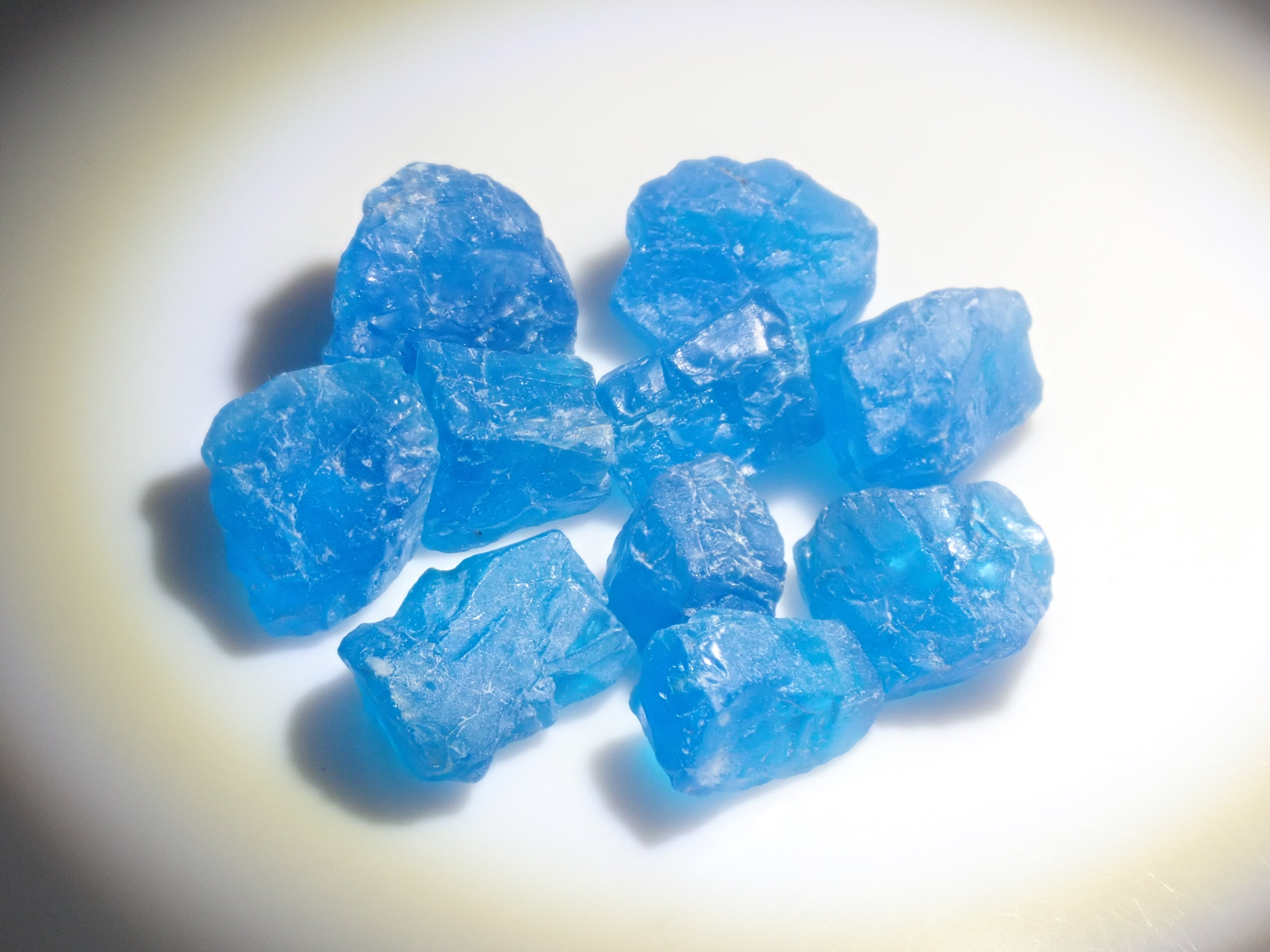 【11/15 22時販売】《数量限定》マダガスカル産ネオンブルーアパタイト1石原石（平均2.2ct）《複数購入割引有》