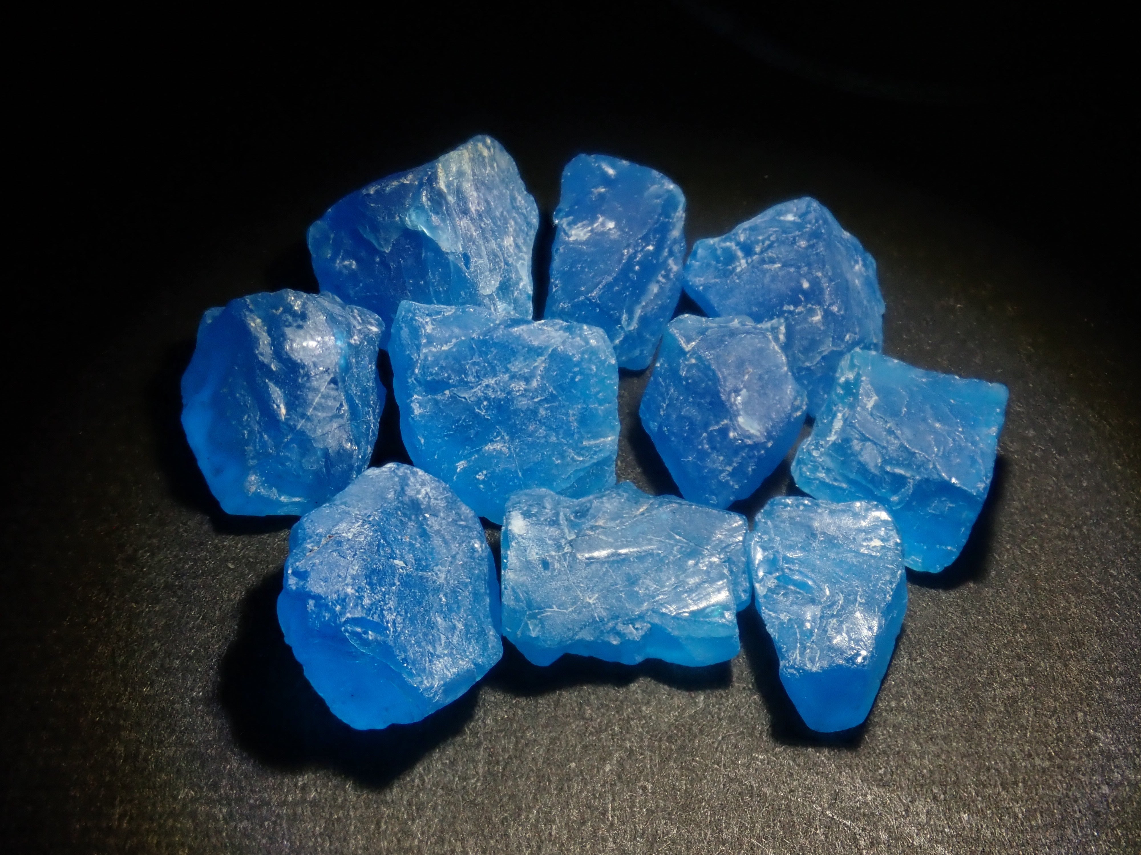 【11/15 22時販売】《数量限定》マダガスカル産ネオンブルーアパタイト1石原石（平均2.2ct）《複数購入割引有》