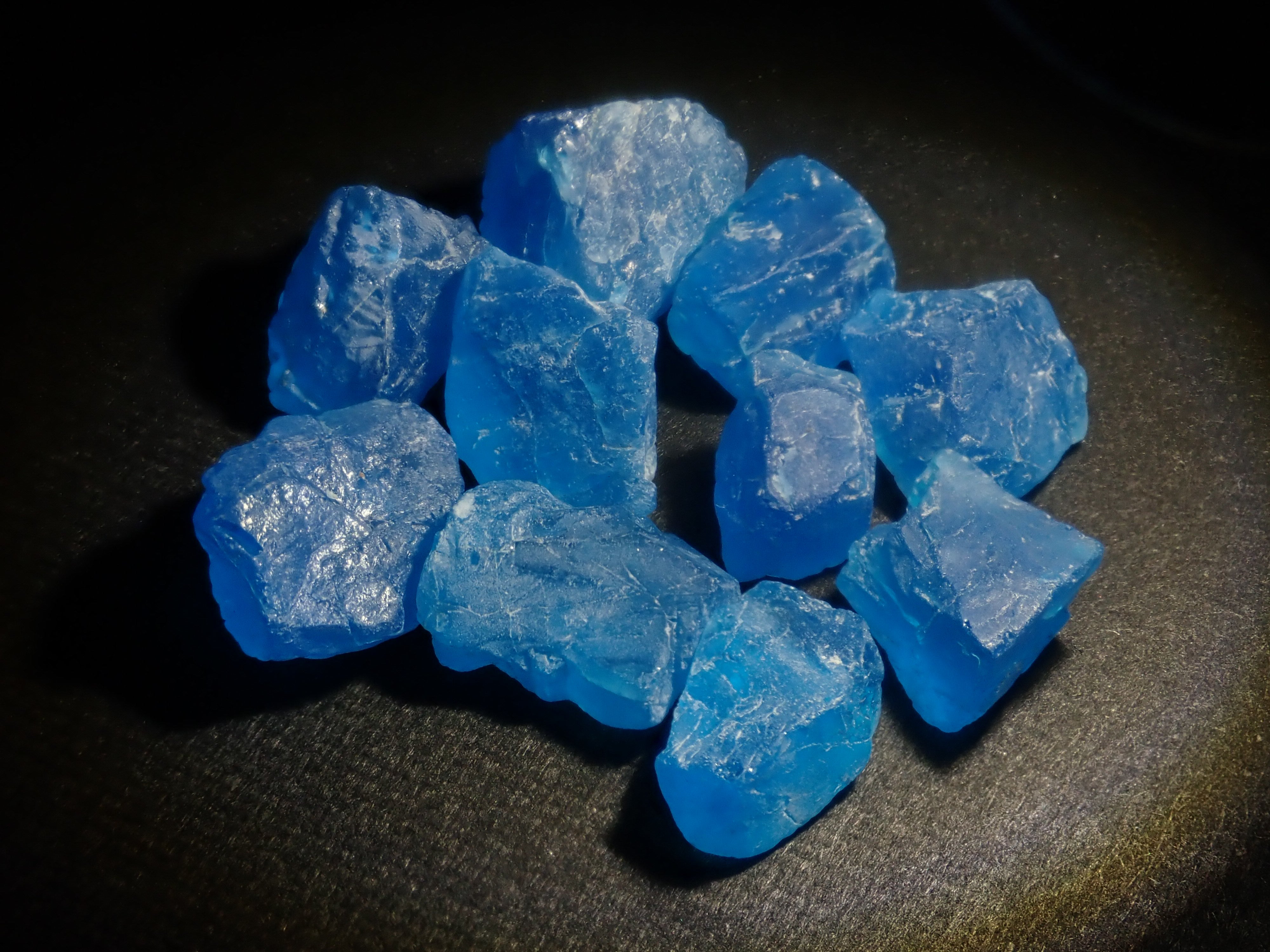 【11/15 22時販売】《数量限定》マダガスカル産ネオンブルーアパタイト1石原石（平均2.2ct）《複数購入割引有》