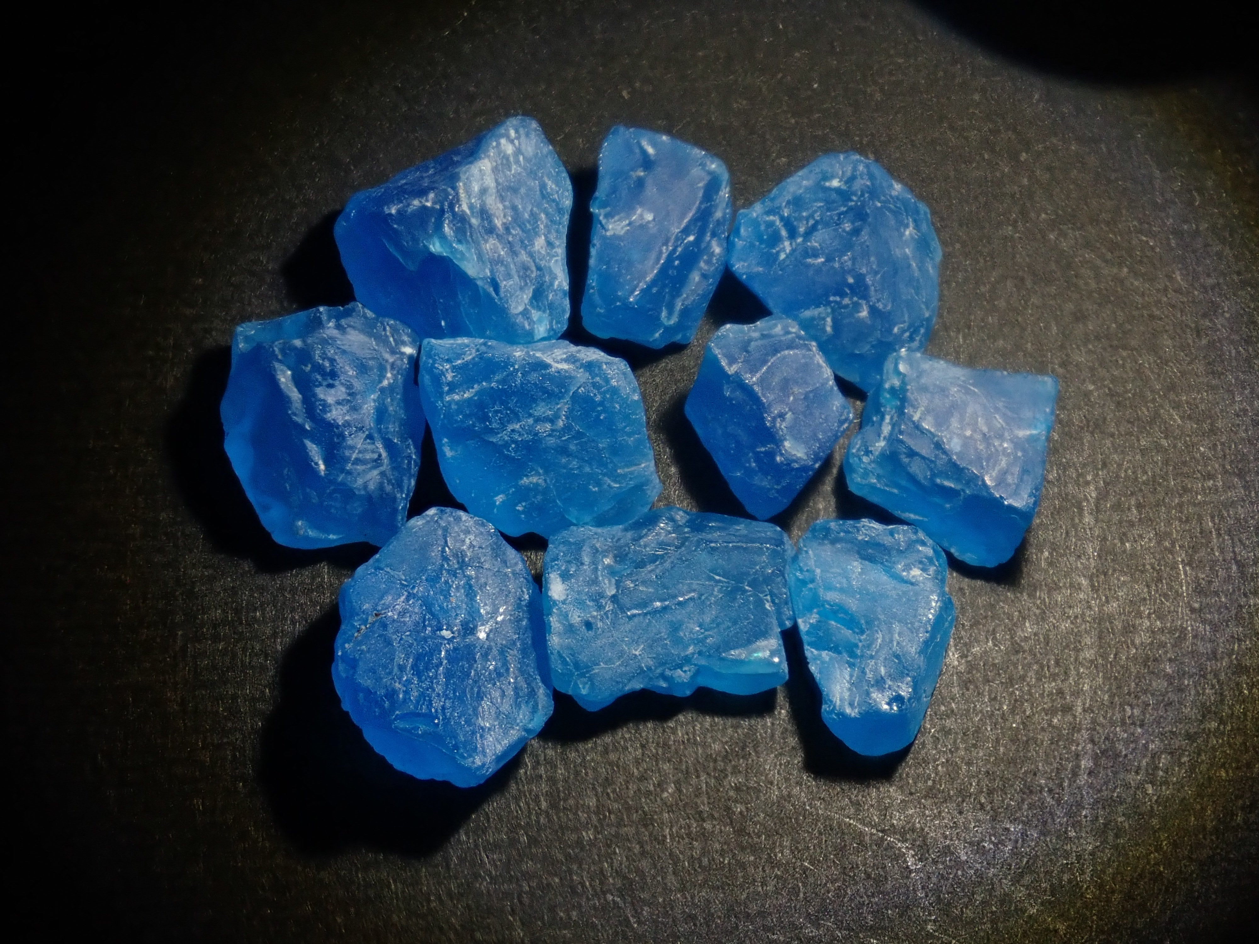 【11/15 22時販売】《数量限定》マダガスカル産ネオンブルーアパタイト1石原石（平均2.2ct）《複数購入割引有》