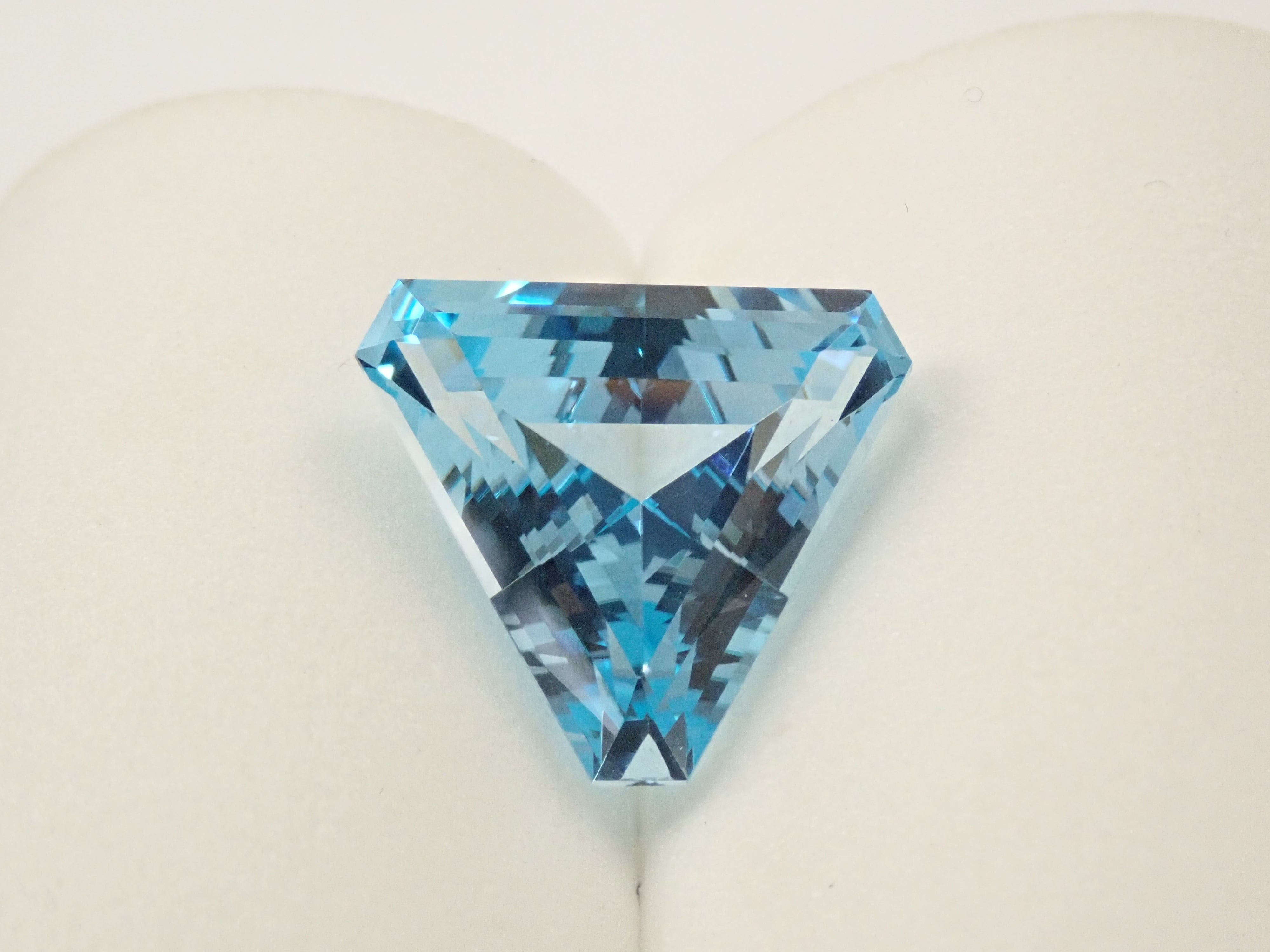 ブラジル産スイスブルートパーズ 13.287ctルース