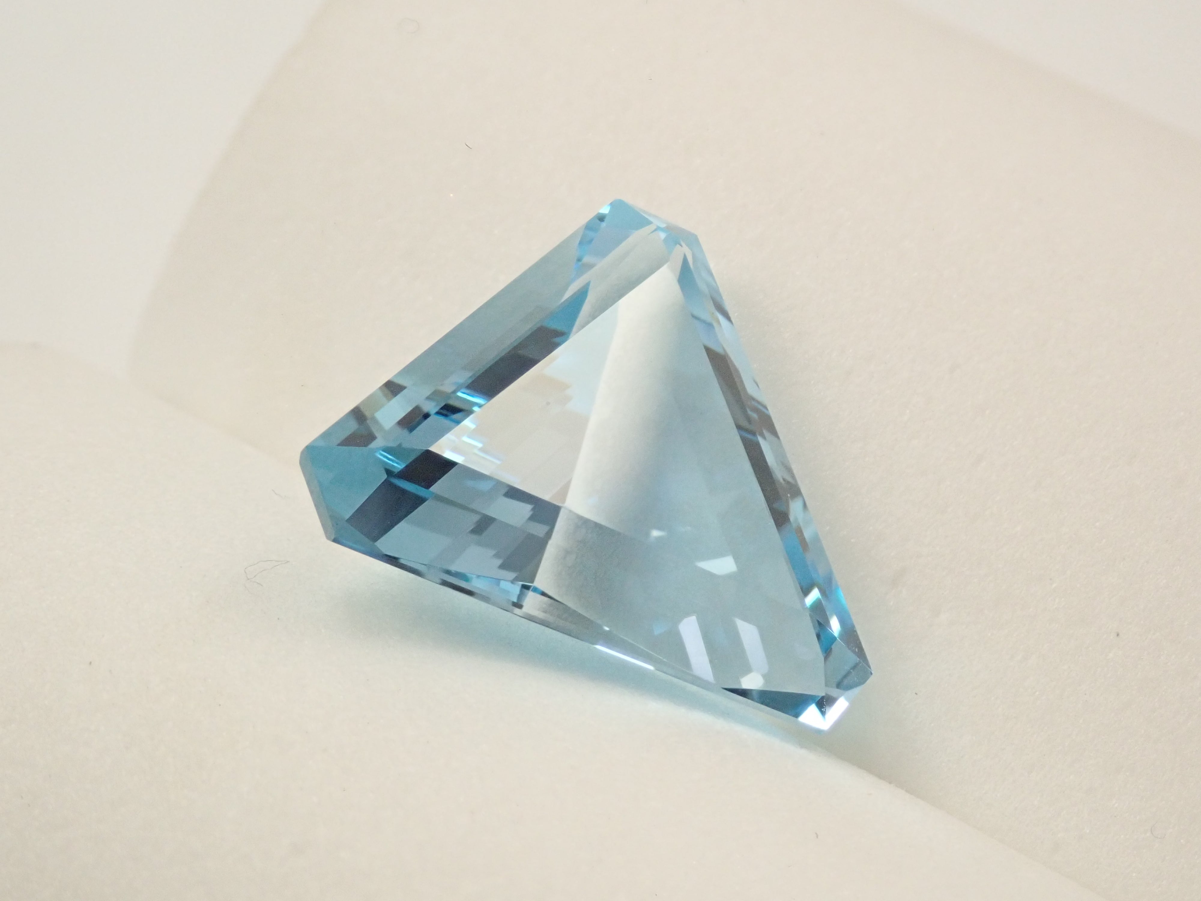 【11/27 22時販売】ブラジル産スイスブルートパーズ 13.287ctルース