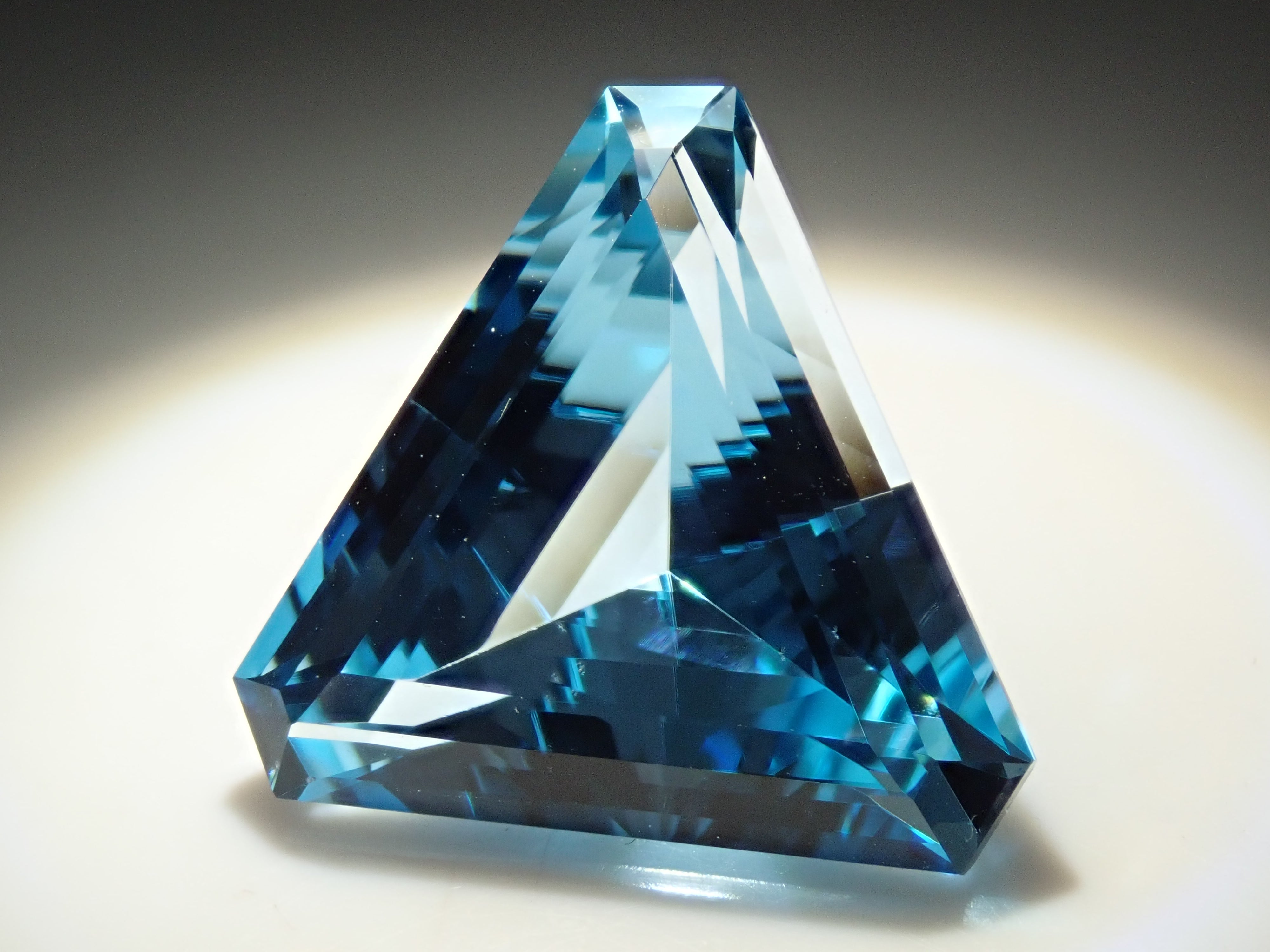 【11/27 22時販売】ブラジル産スイスブルートパーズ 13.287ctルース