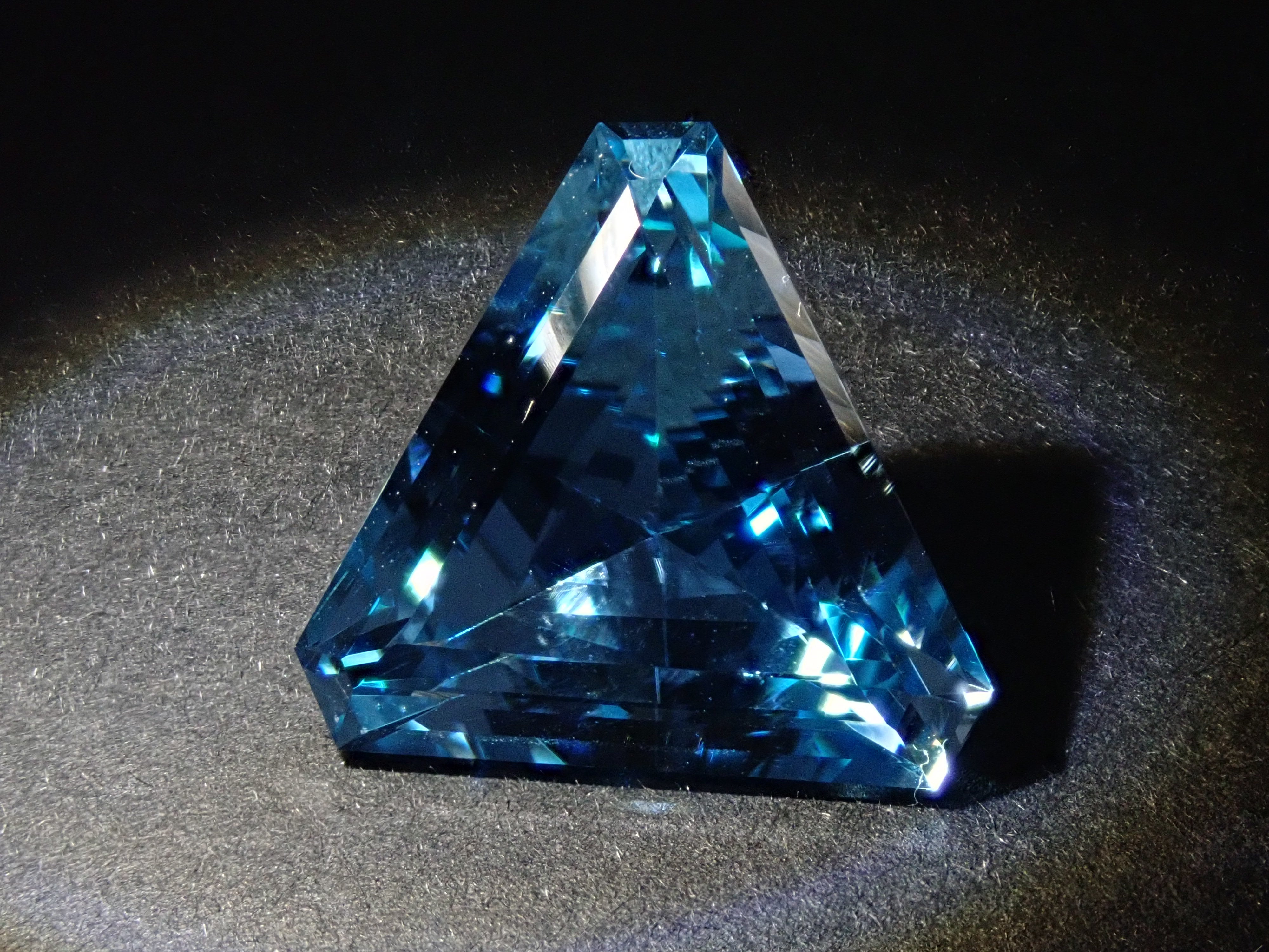 【11/27 22時販売】ブラジル産スイスブルートパーズ 13.287ctルース