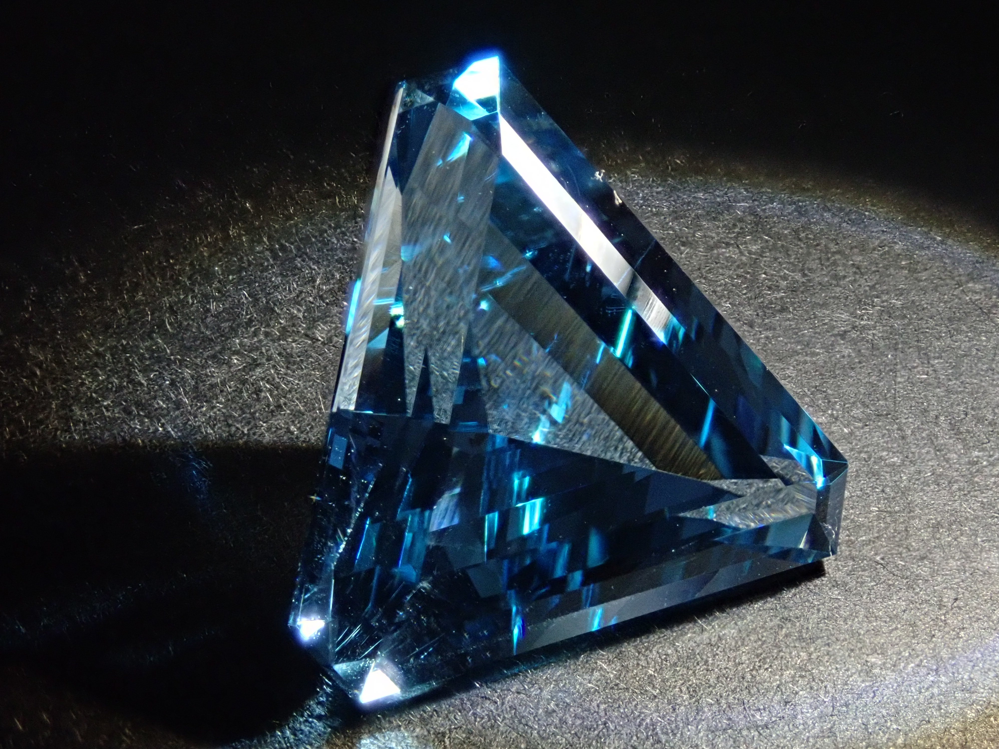 ブラジル産スイスブルートパーズ 13.287ctルース