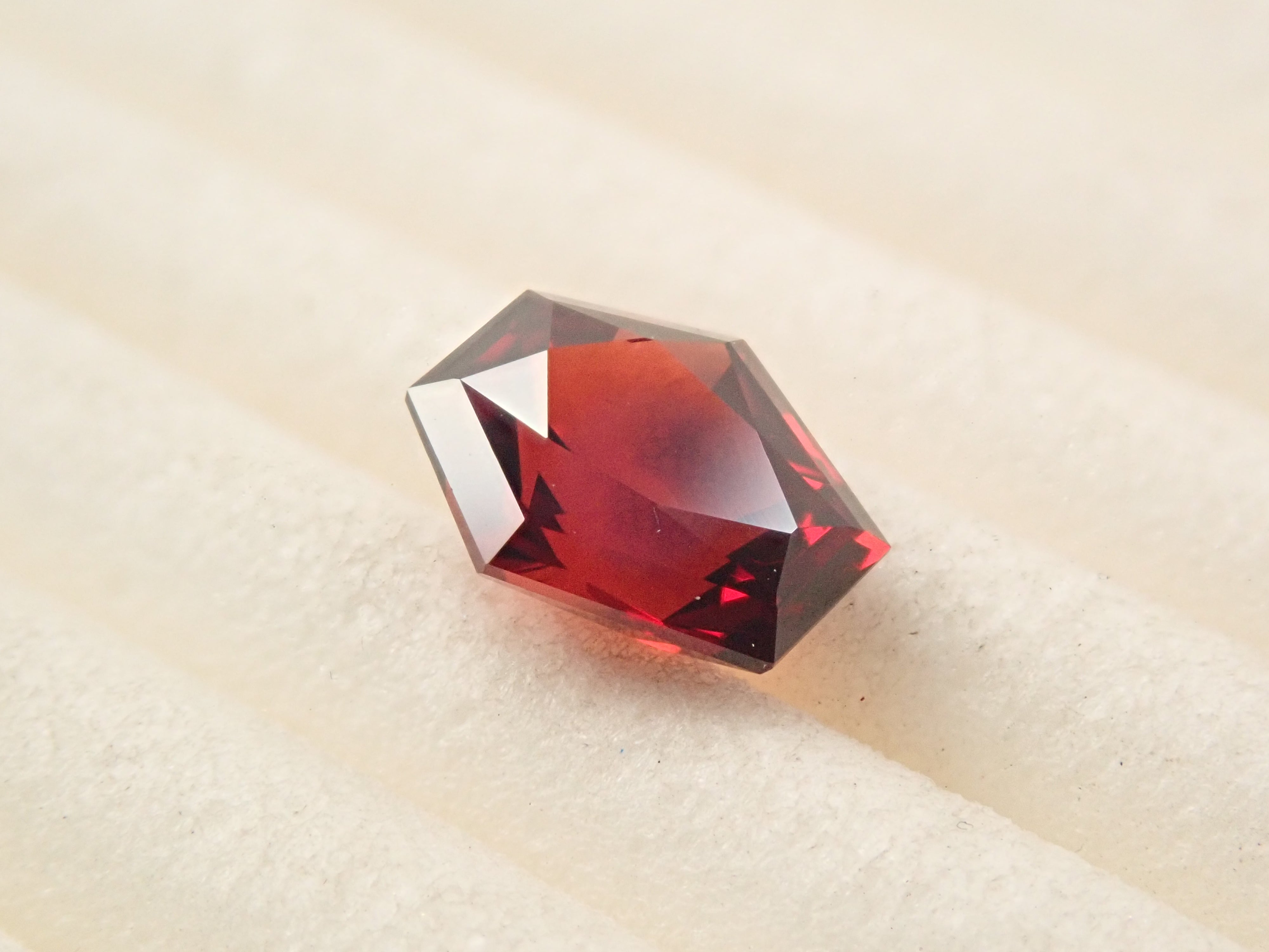 [12561386] Tanzanian Almandine Garnet 0.993ct Loose Stone
