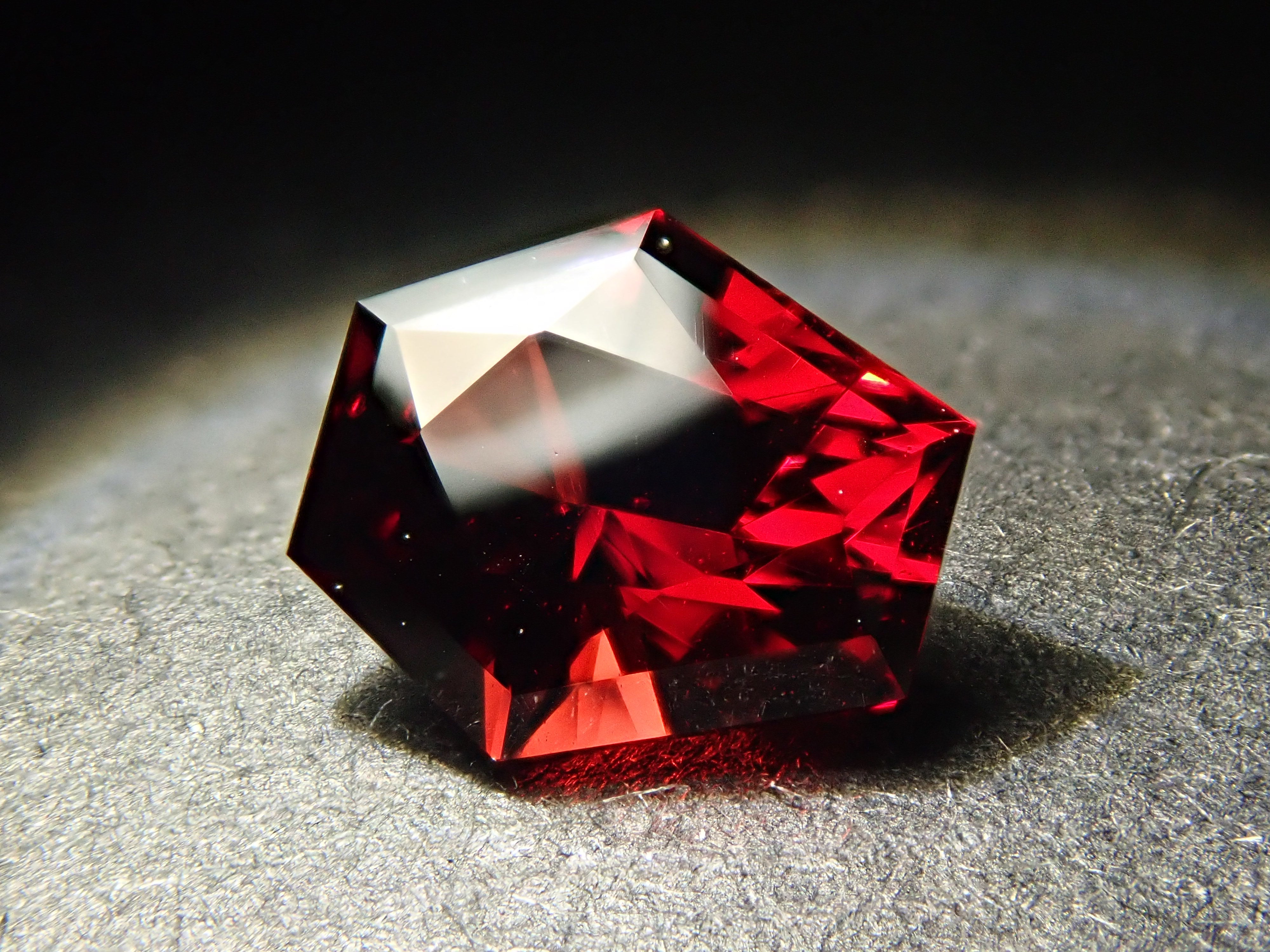 [12561386] Tanzanian Almandine Garnet 0.993ct Loose Stone
