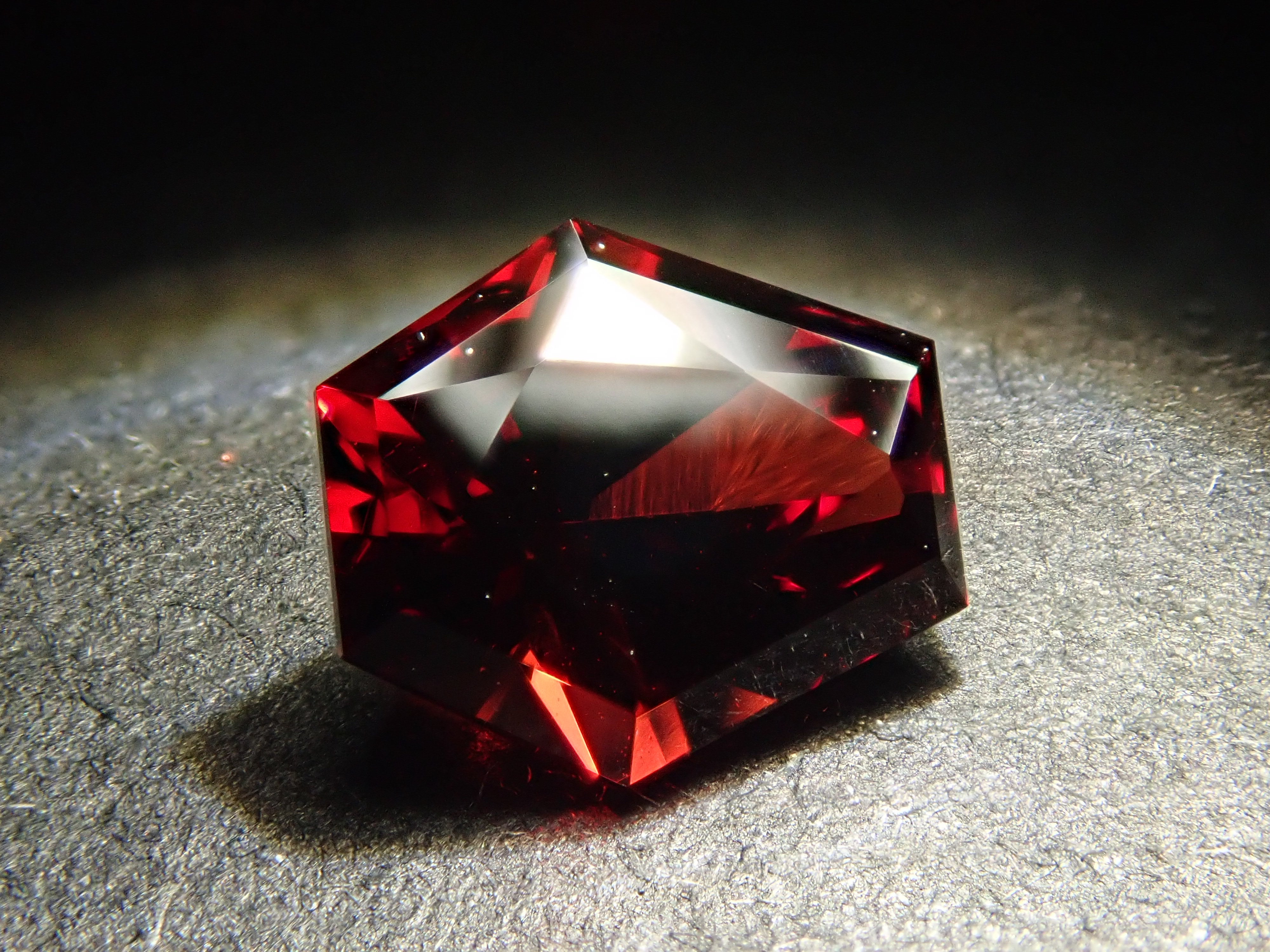 [12561386] Tanzanian Almandine Garnet 0.993ct Loose Stone