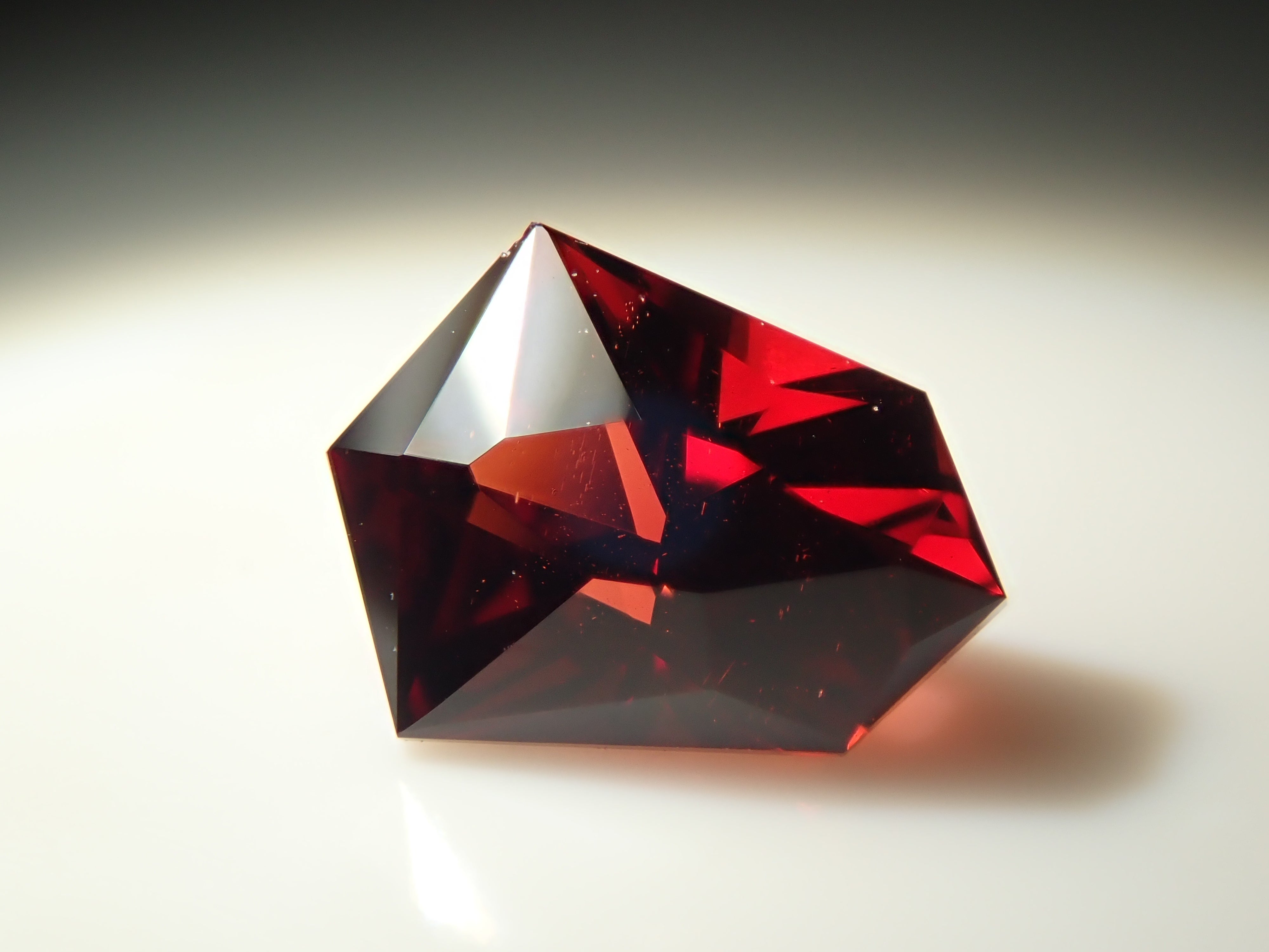 タンザニア産アルマンディンガーネット 0.750ctルース