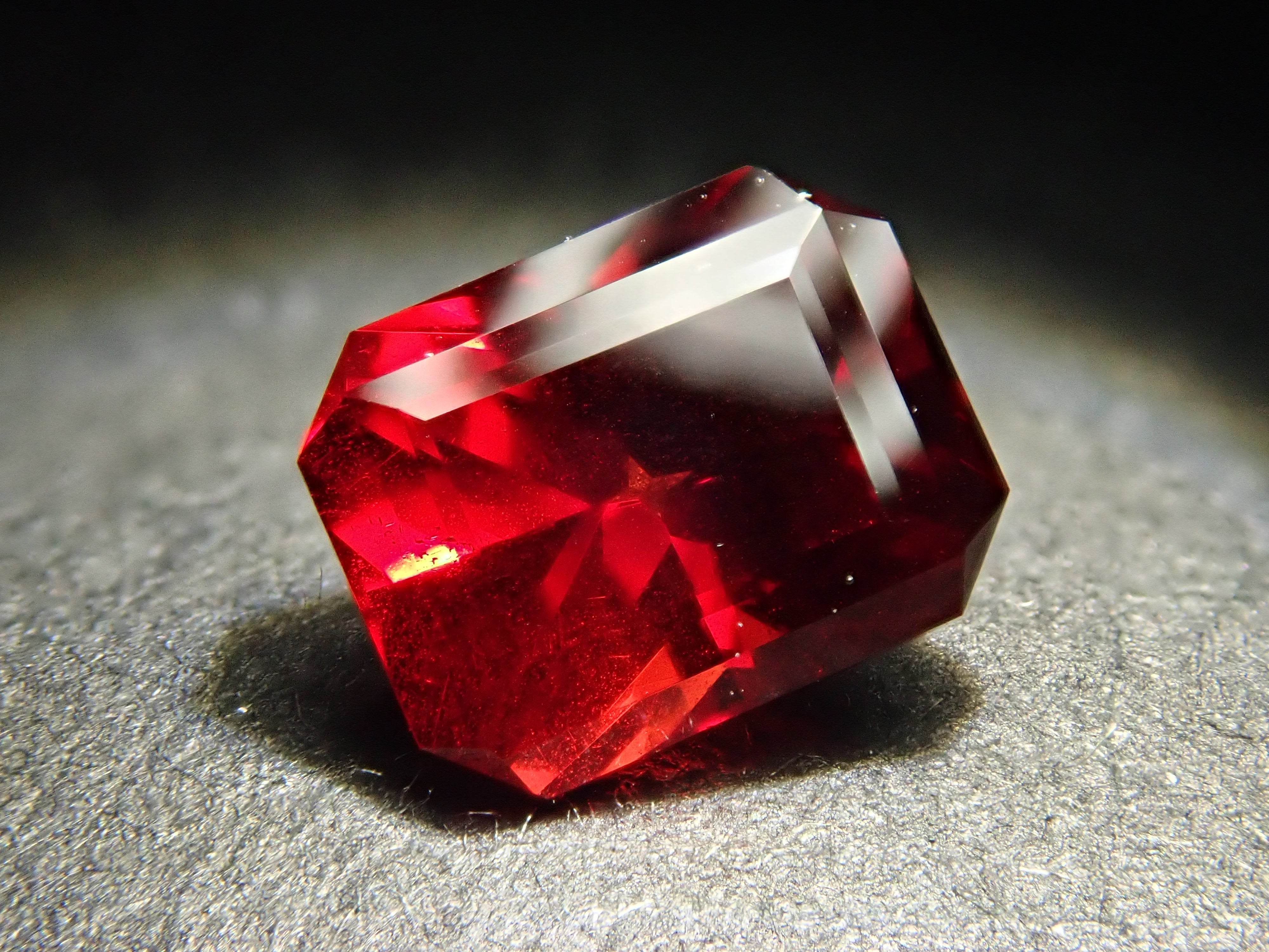 [12561388] Tanzanian Almandine Garnet 0.902ct Loose Stone